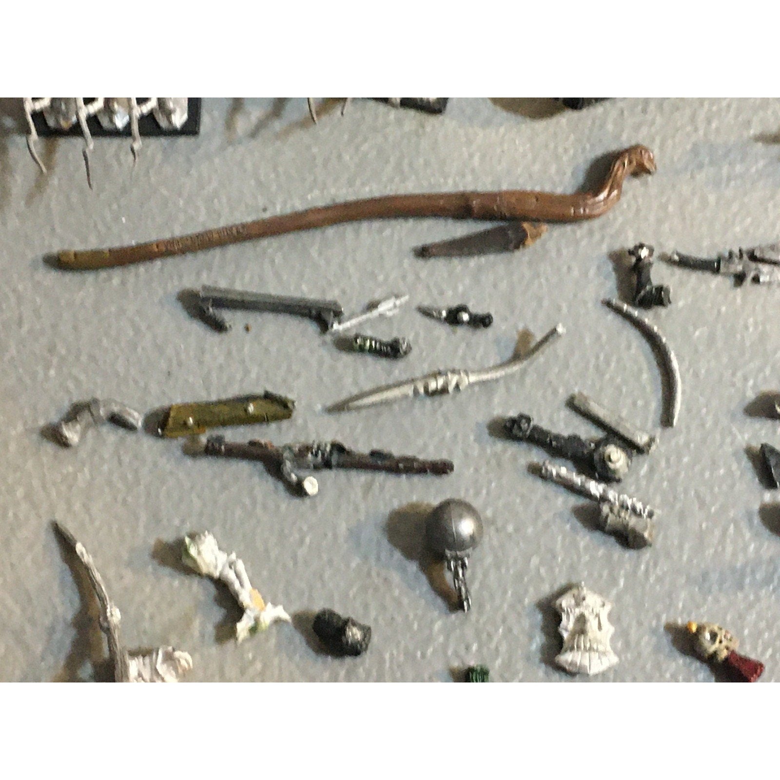 A32592 UNKNOWN MINIATURES METAL BITS LOT REDCOAT KNIGHT ARM WEAPON BANNER