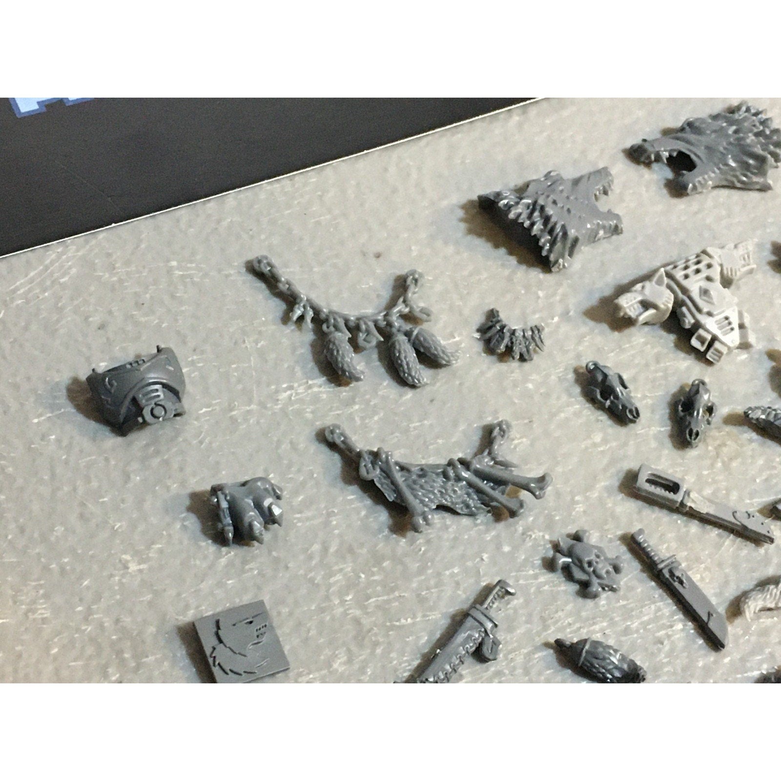 A33592 WARHAMMER 40K SPACE MARINES WOLVES BITS LOT ACCESSORY KNIFE TALISMAN GW