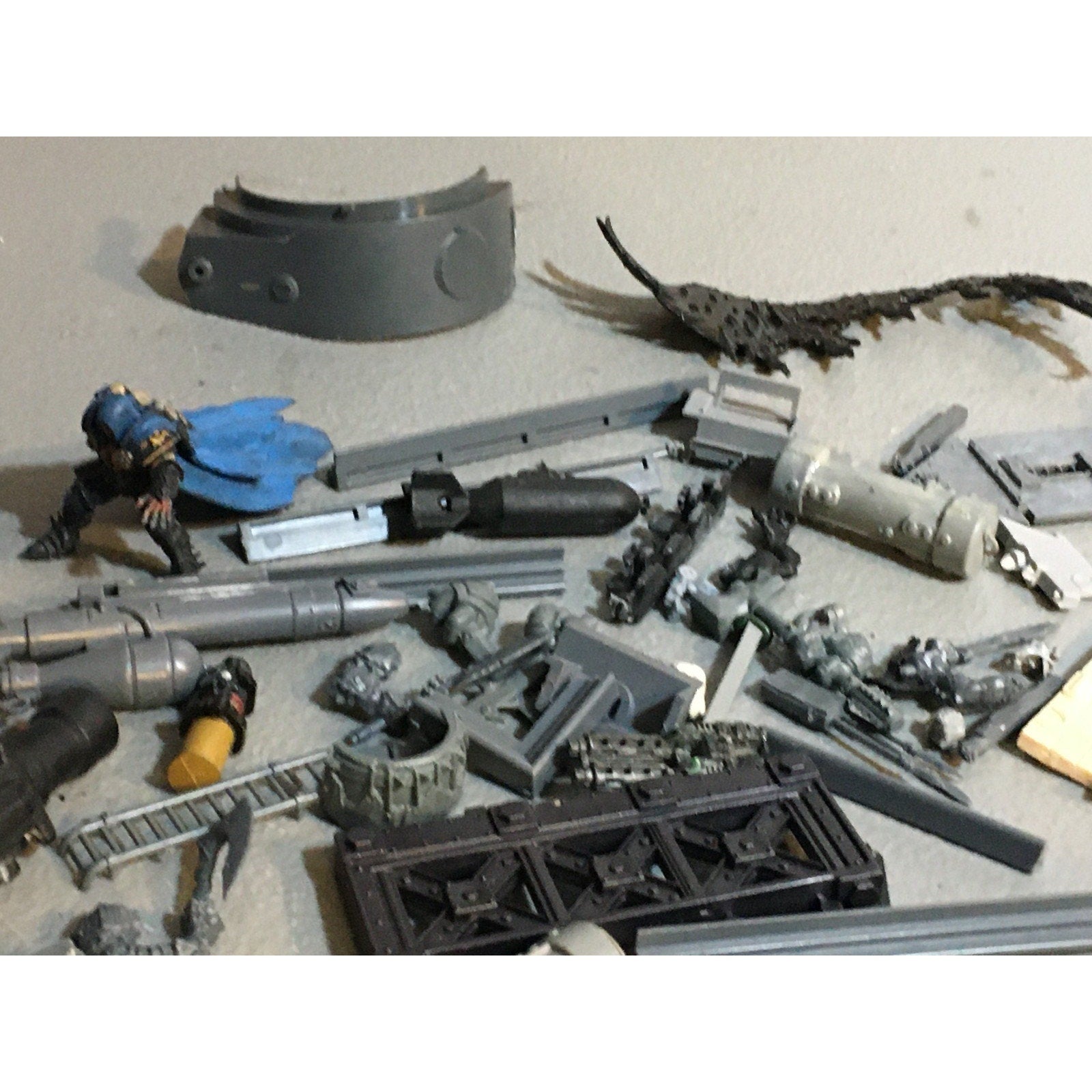 A29636 WARGAMING RANDOM MIXED BITS LOT SOME TERRAIN UNKNOWN PLASTIC