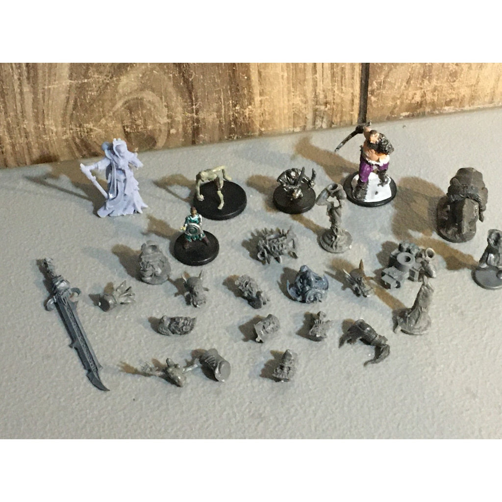 A32575 UNKNOWN MINIATURES PLASTIC DWARF ORC BITS LOT + WIZKIDS D&D TABLETOP RPG