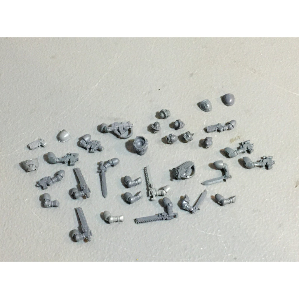 A27488 WARHAMMER 40K SPACE MARINES BITS LOT ARMS HEADS SCOUT GW