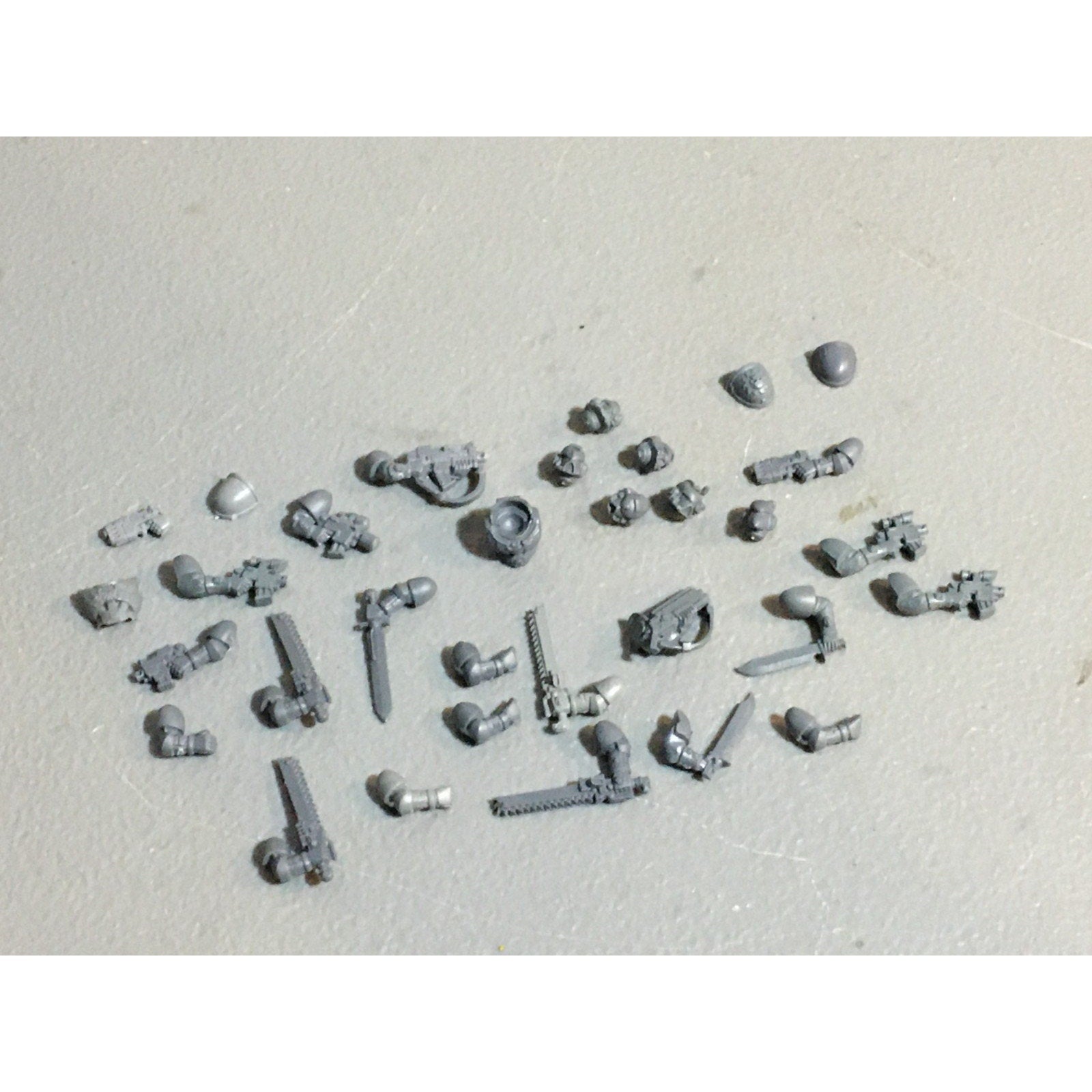 A27488 WARHAMMER 40K SPACE MARINES BITS LOT ARMS HEADS SCOUT GW