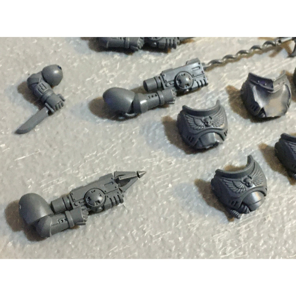 A29414 WARHAMMER 40K SPACE MARINES PRIMARIS BITS LOT TORSO FRONTS REIVER ARMS GW
