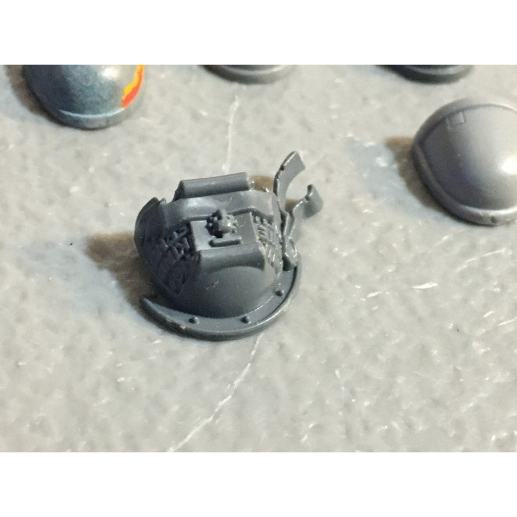 A32193 WARHAMMER 40K SPACE MARINES BITS LOT SHOULDER PADS GW