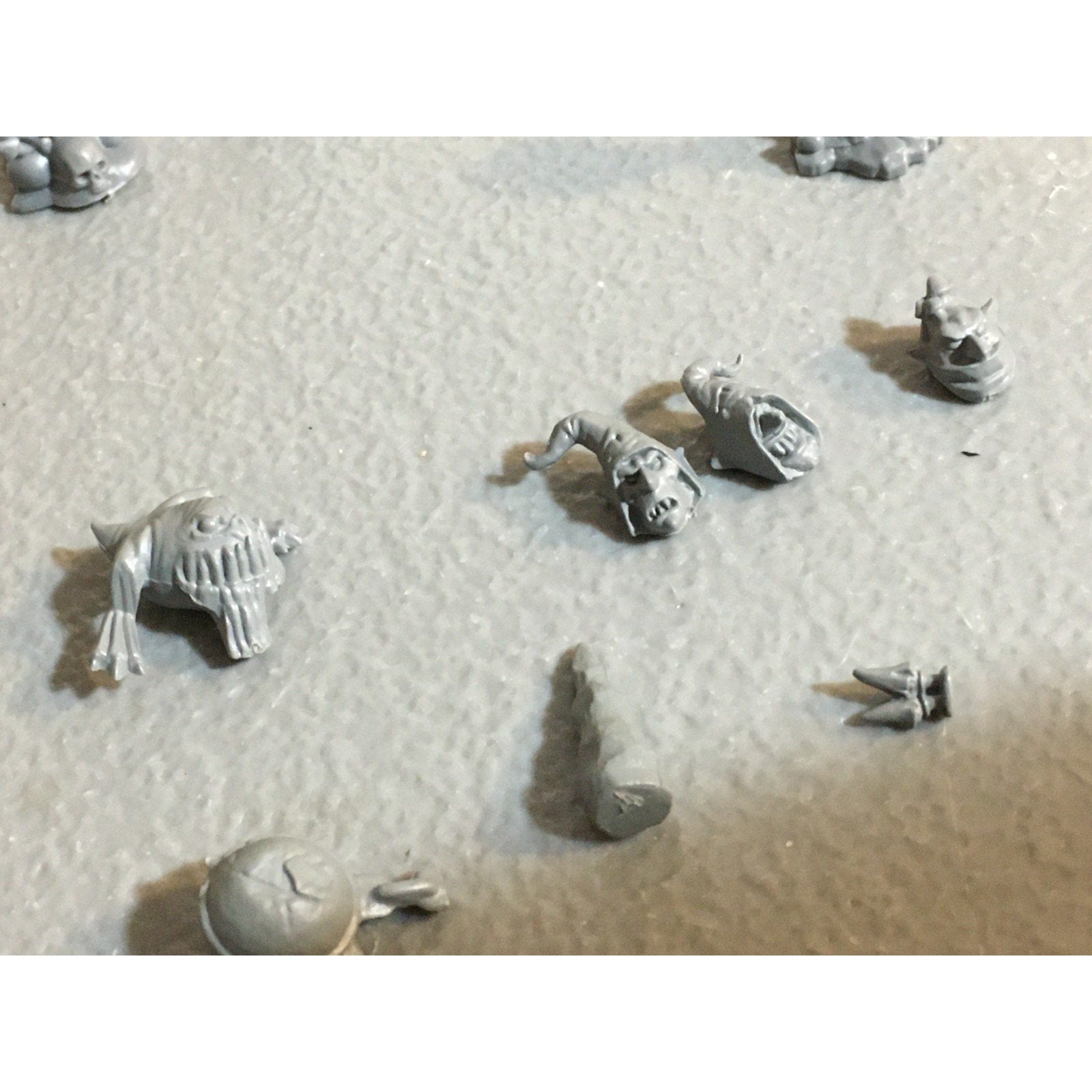 A24983 WARHAMMER FANTASY SKULL PASS OBJECTIVE MARKERS + EXTRA NIGHT GOBLIN BITS