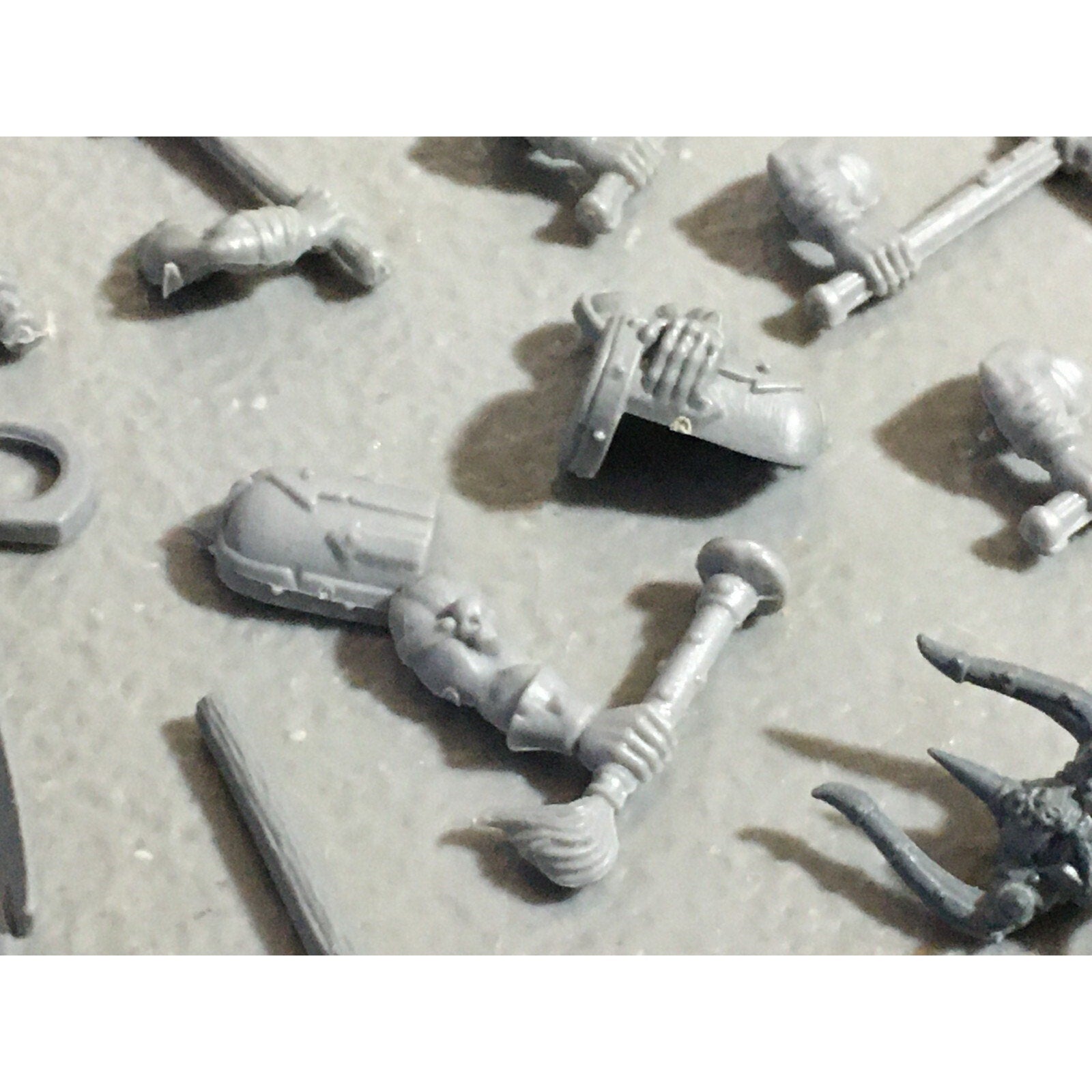 A22189 WARHAMMER FANTASY CHAOS MORTALS BITS LOT MIXED MARAUDER COMMAND & ARMS GW