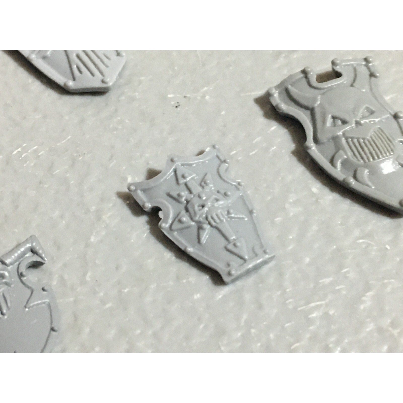 A22248 WARHAMMER FANTASY CHAOS MORTALS BITS LOT WARRIORS KNIGHTS SHIELDS GW OOP