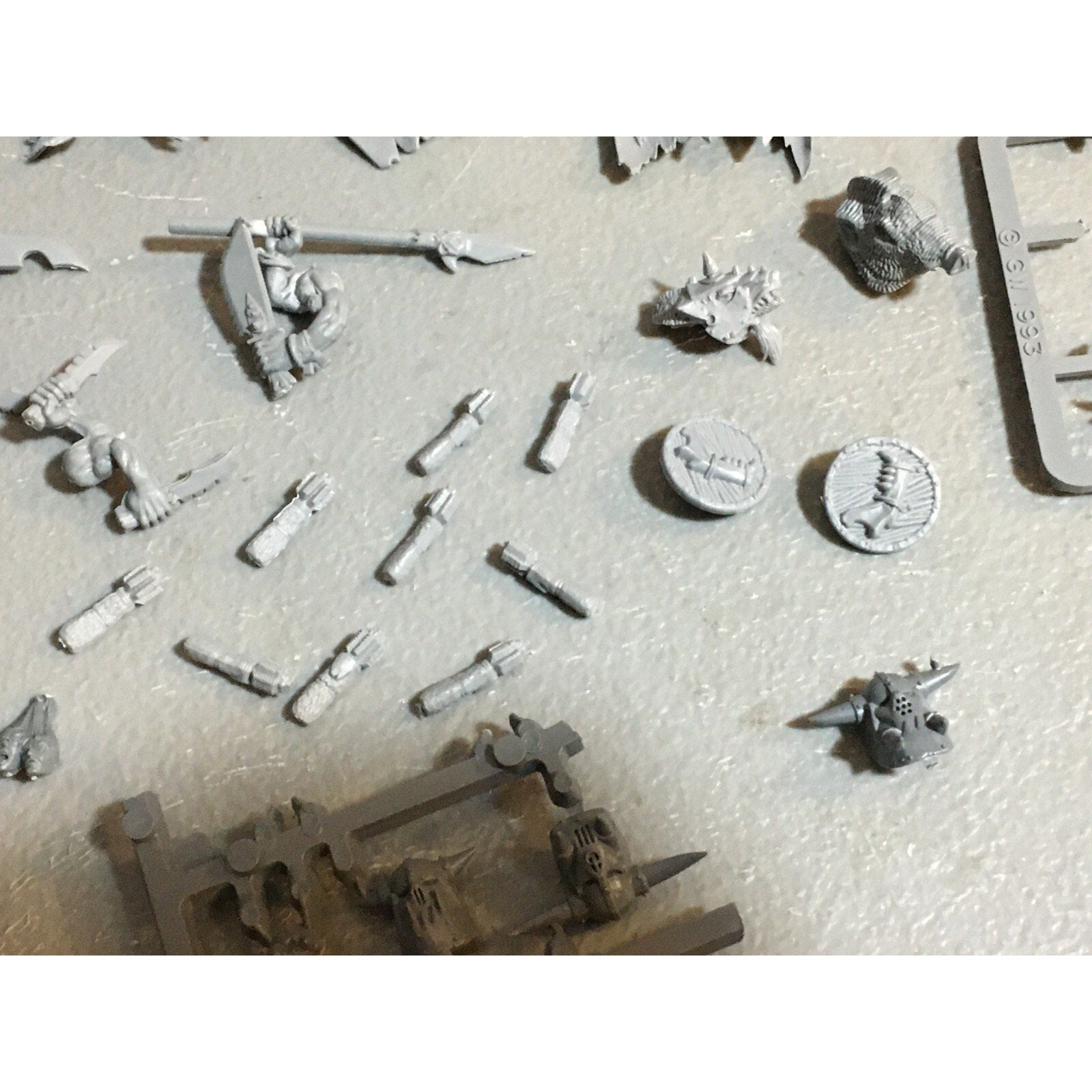 A23398 WARHAMMER FANTASY ORCS & GOBLINS BITS LOT MIXED ACCESSORIES BANNER HEADS