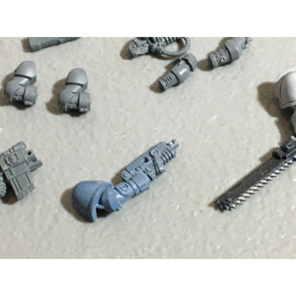 A22269 WARHAMMER 40K SPACE MARINES BITS LOT MIXED HANDS WEAPON GAMES WORKSHOP GW