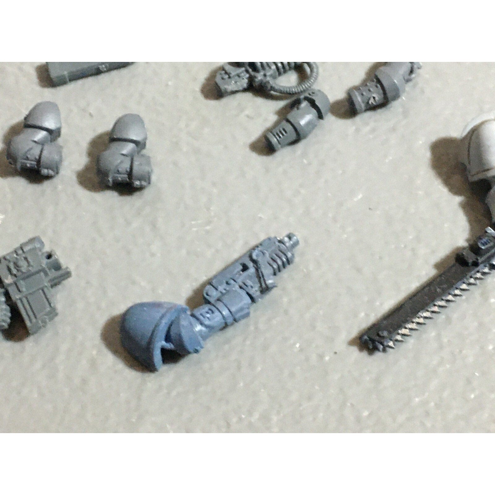 A22269 WARHAMMER 40K SPACE MARINES BITS LOT MIXED HANDS WEAPON GAMES WORKSHOP GW