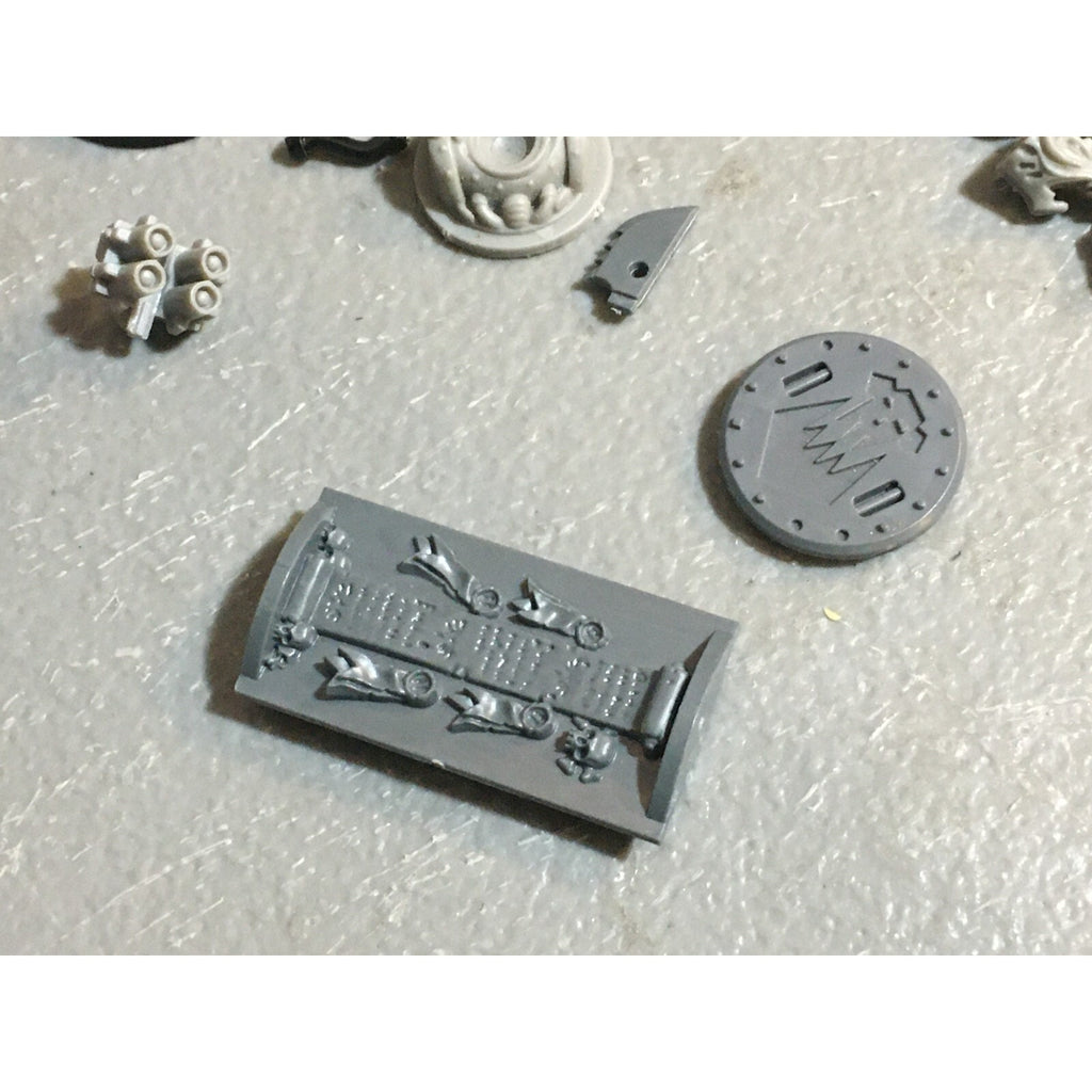 A18517 WARHAMMER 40K SPACE MARINES VEHICLE BITS & CAPTAIN MISS SWORD HAND GW