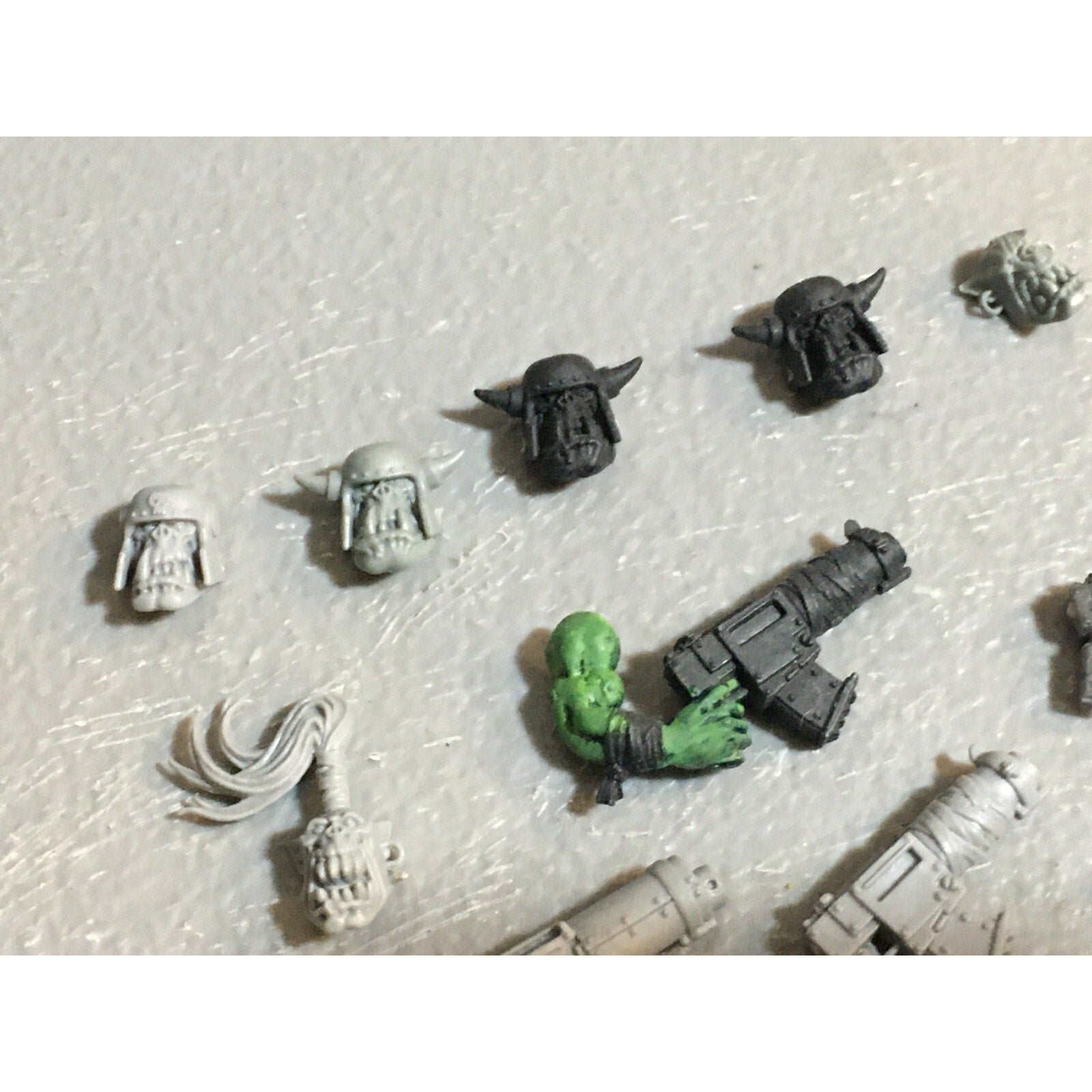A23012 WARHAMMER 40K SPACE ORKS BITS LOT MIXED HEADS ARMS SHOOTAS GAMES WORKSHOP