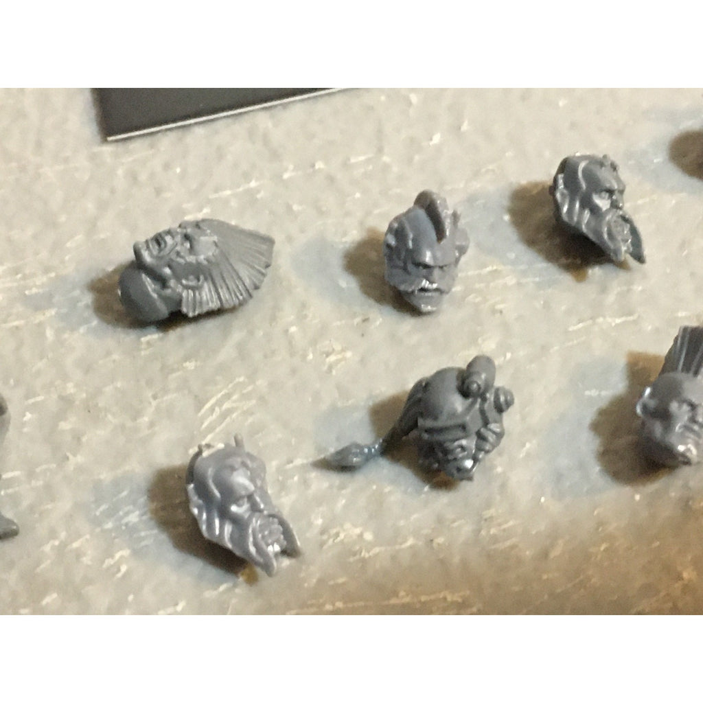 A33578 WARHAMMER 40K SPACE MARINES WOLVES BITS LOT HEAD ARM TORSO GW