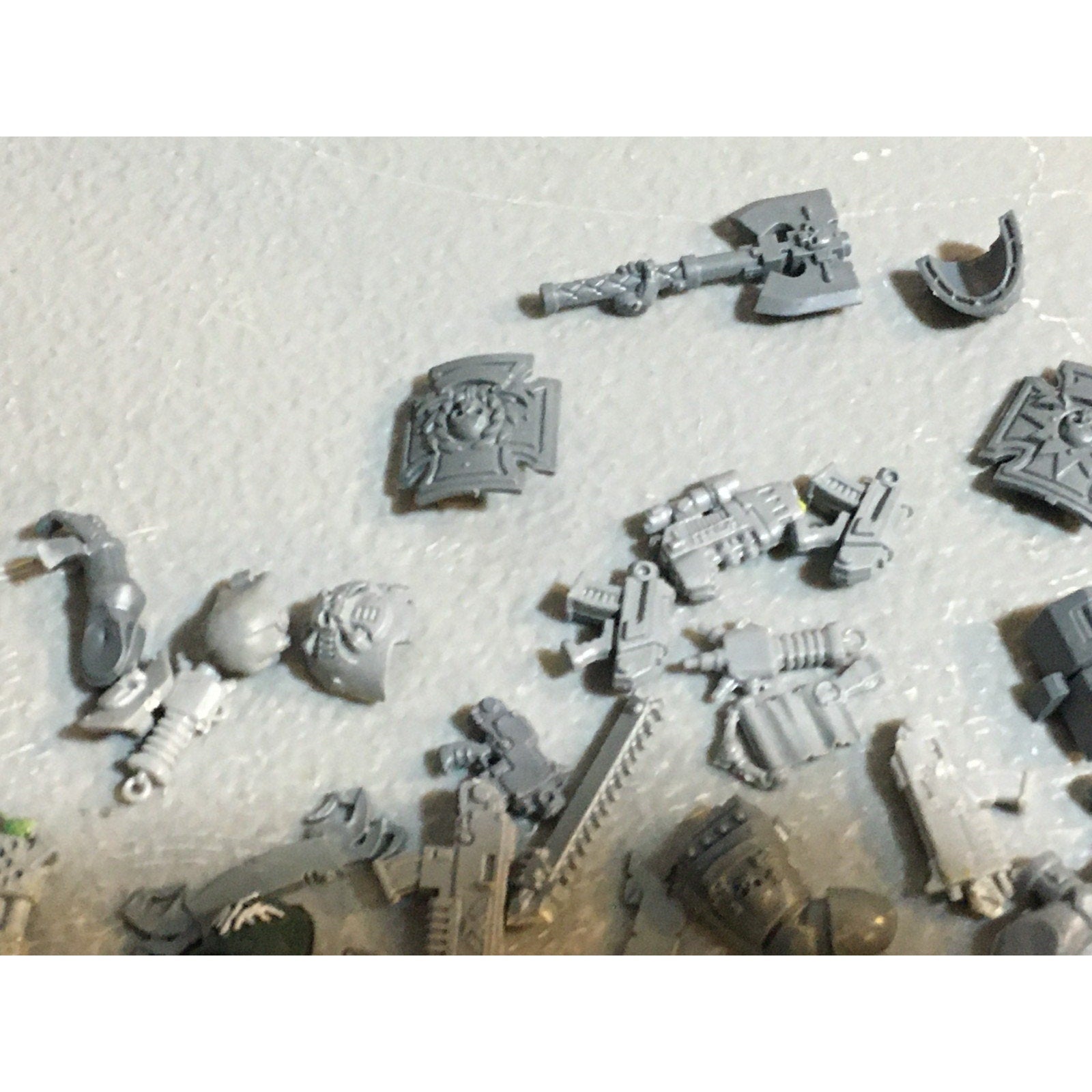 A24528 WARHAMMER 40K SPACE MARINES BITS LOT MIXED HEADS ARMS TANK GW