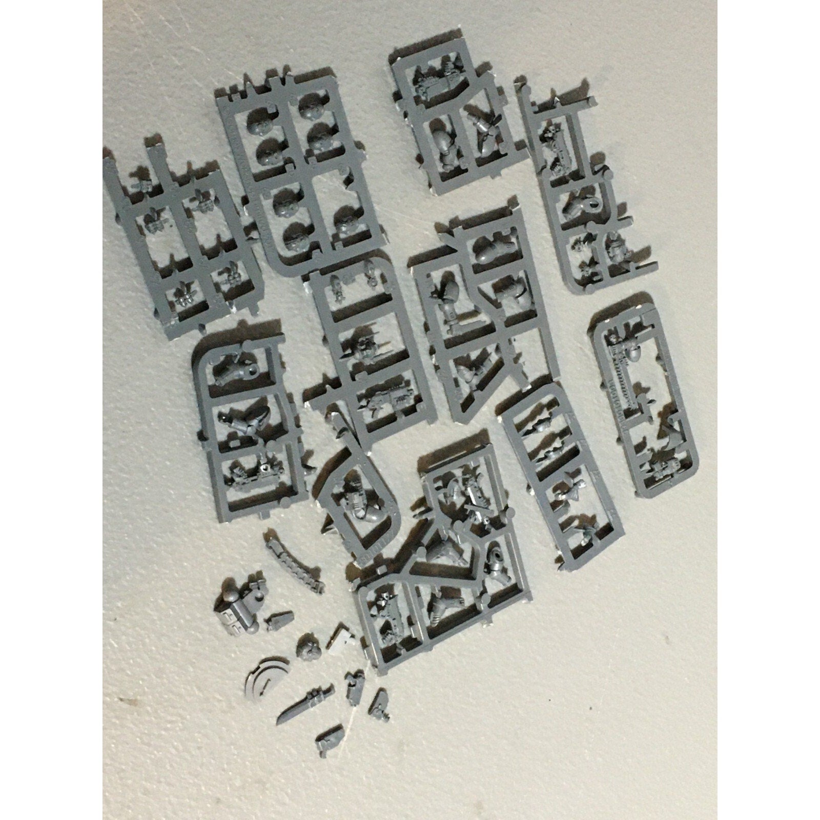 A20144 WARHAMMER 40K BITS LOT SPACE MARINES ON SPRUE HEADS ARMS