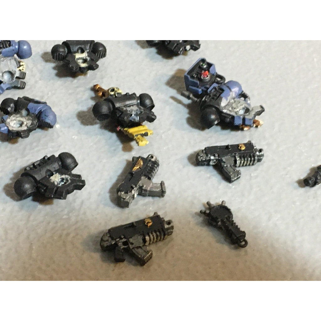 A25109 WARHAMMER 40K SPACE MARINES PAINTED BITS LOT BACKPACKS BOLTERS GW