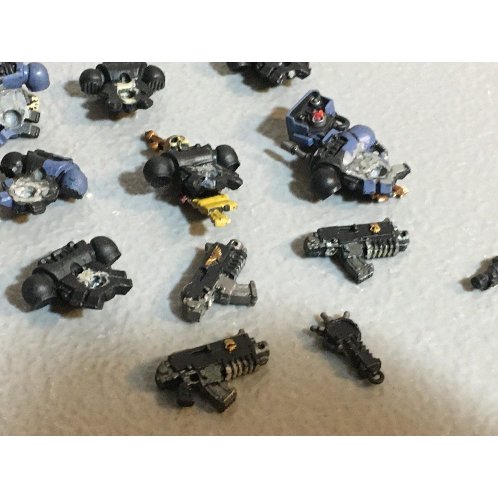 A25109 WARHAMMER 40K SPACE MARINES PAINTED BITS LOT BACKPACKS BOLTERS GW