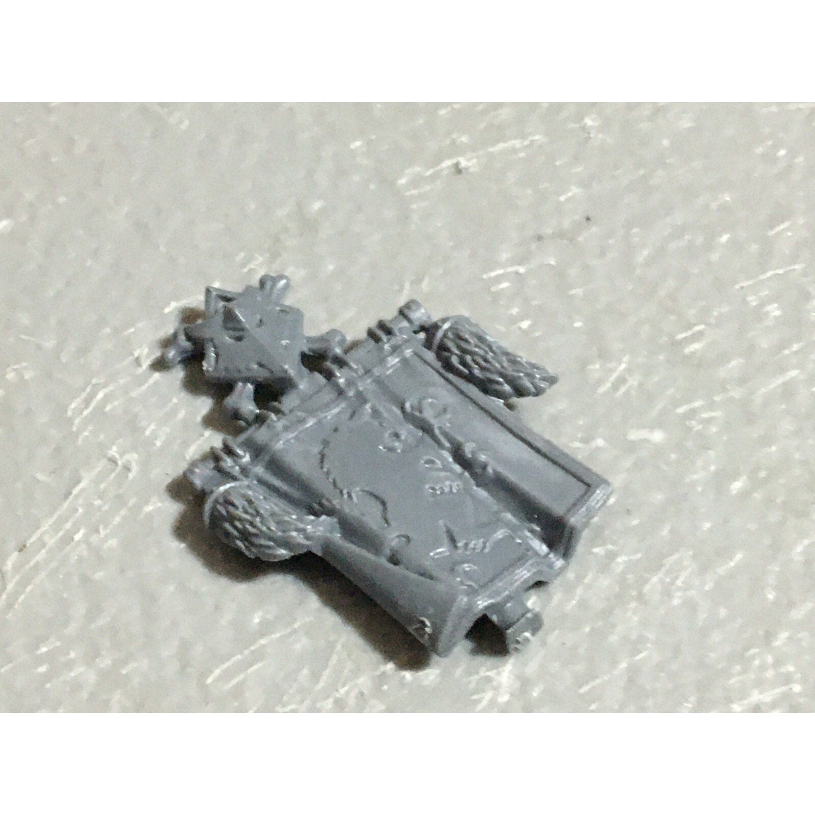 A22560 WARHAMMER 40K SPACE MARINES WOLVES BITS LOT BANNER ACCESSORY SHIELD GW