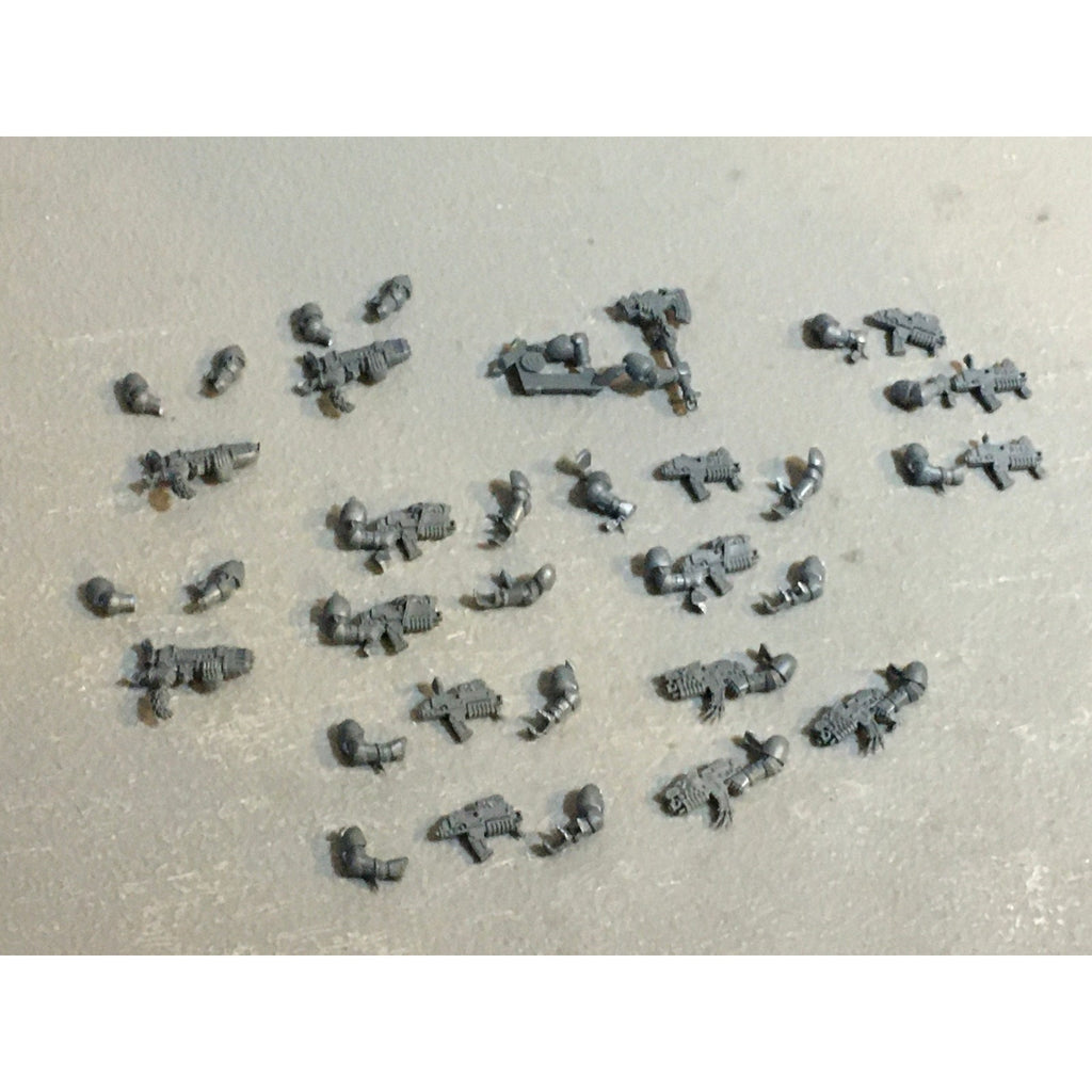 A29737 WARHAMMER 40K SPACE MARINES WOLVES BITS LOT BOLTERS PLASMA AXE ARMS GW