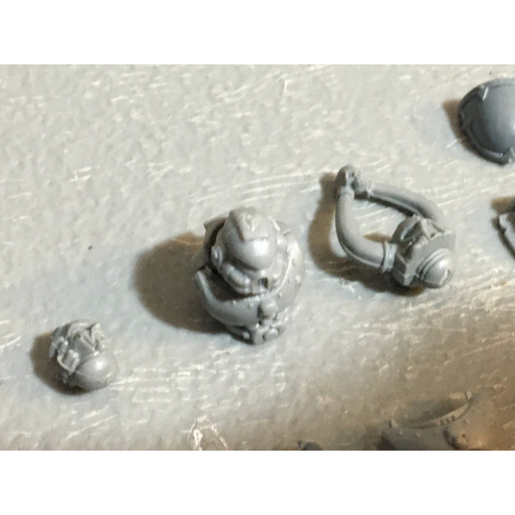 A23013 WARHAMMER 40K CHAOS SPACE MARINES MIXED TORSO HEAD SPECIAL GAMES WORKSHOP