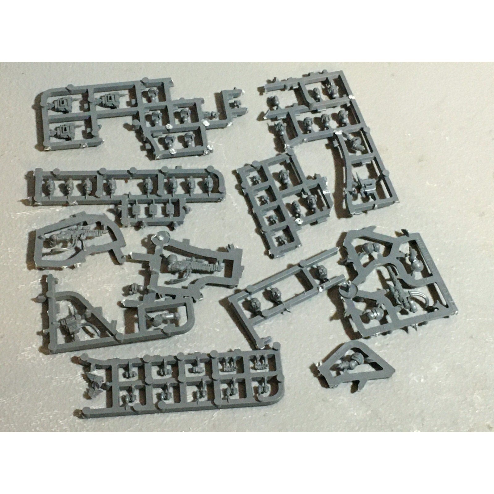A20989 WARHAMMER 40K ASTRA IMPERIAL GUARD BITS ON SPRUE LOT SCIONS HEADS ACCESSO