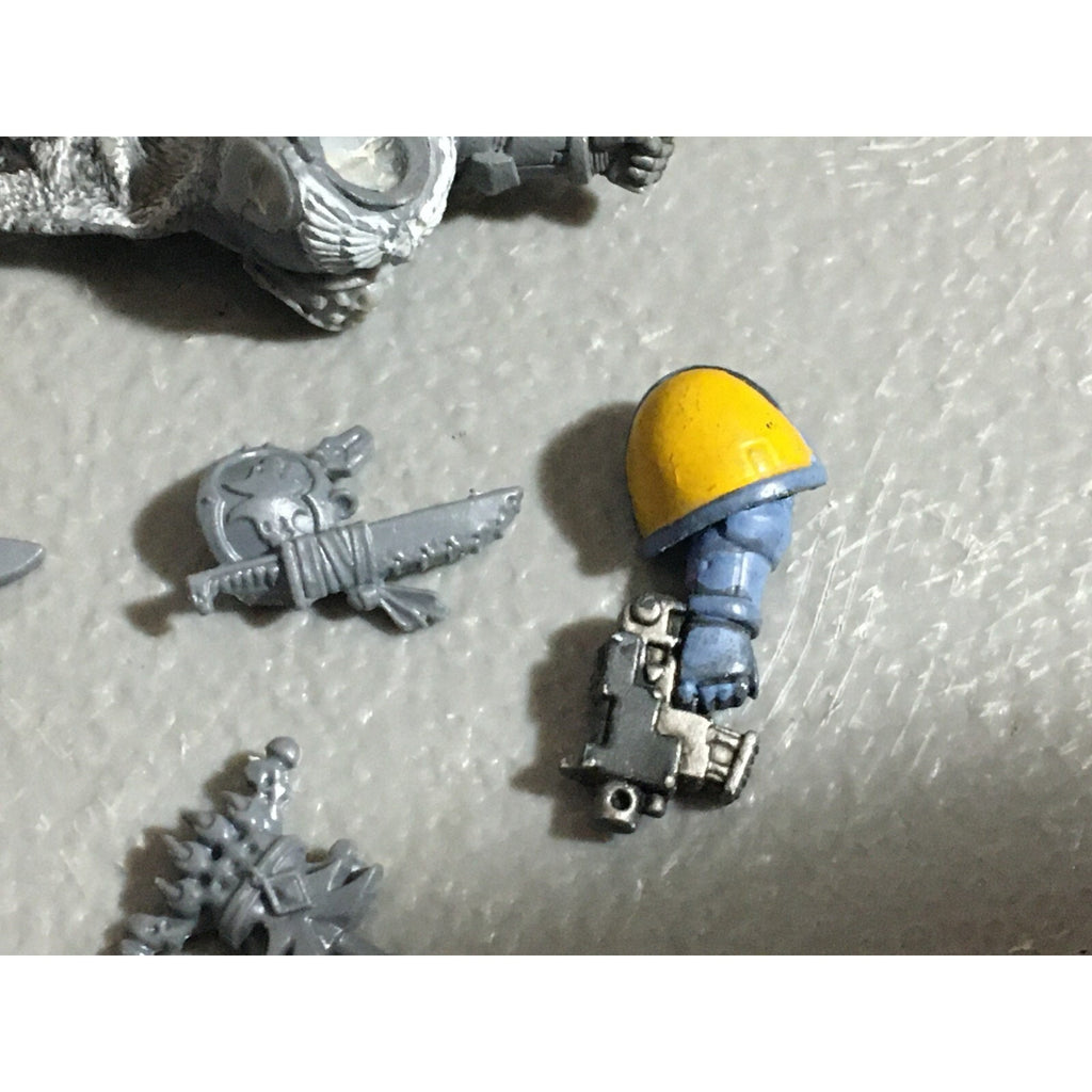 A22562 WARHAMMER 40K SPACE MARINES WOLVES BITS LOT BANNER ACCESSORY PISTOL GW
