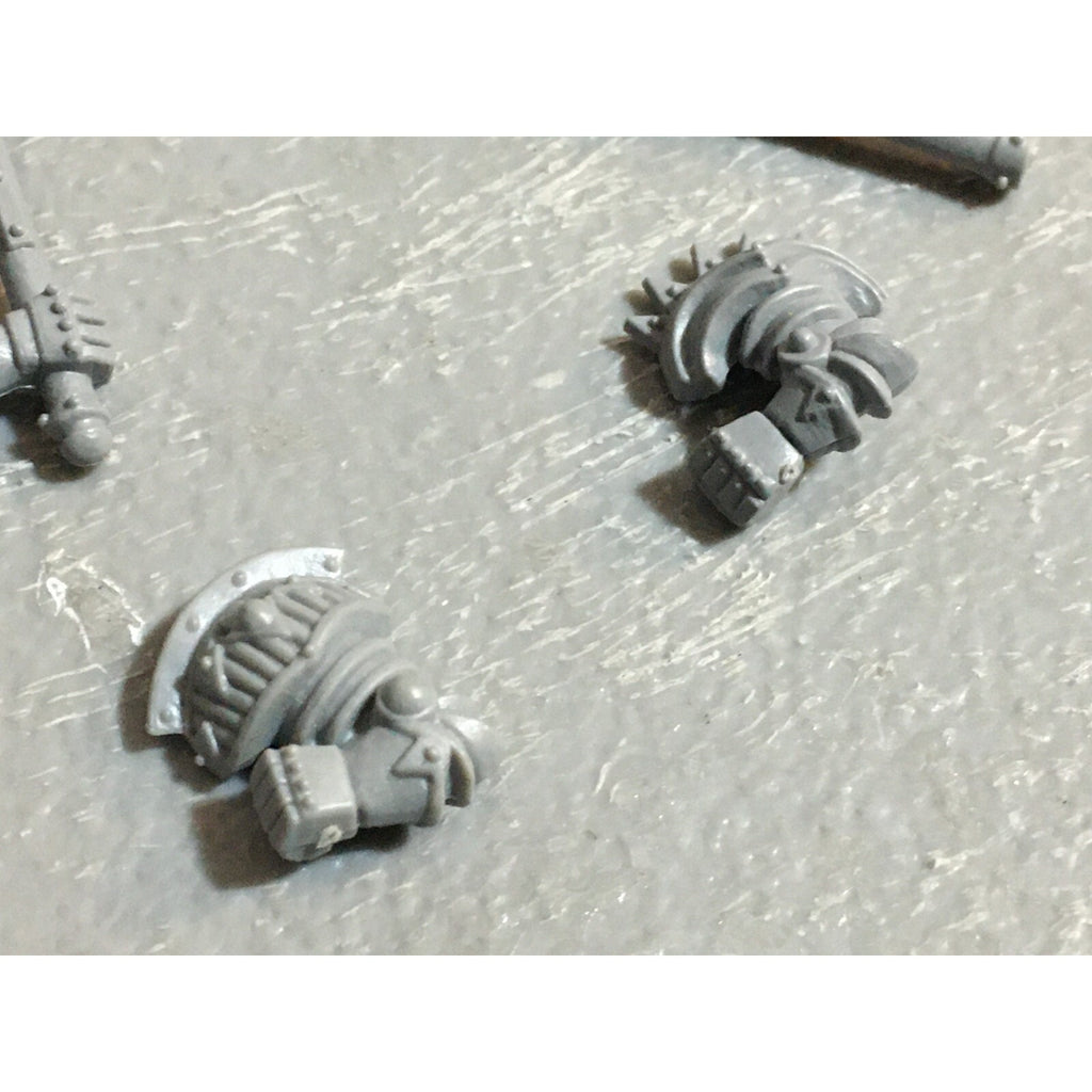 A23069 WARHAMMER FANTASY CHAOS MORTALS BITS LOT WARRIORS OOP MIXED HEADS ARMS GW