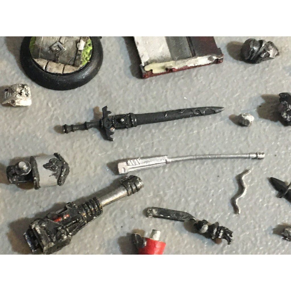 A32591 UNKNOWN MINIATURES METAL BITS LOT SWORD WEAPONS BANNER BENCH