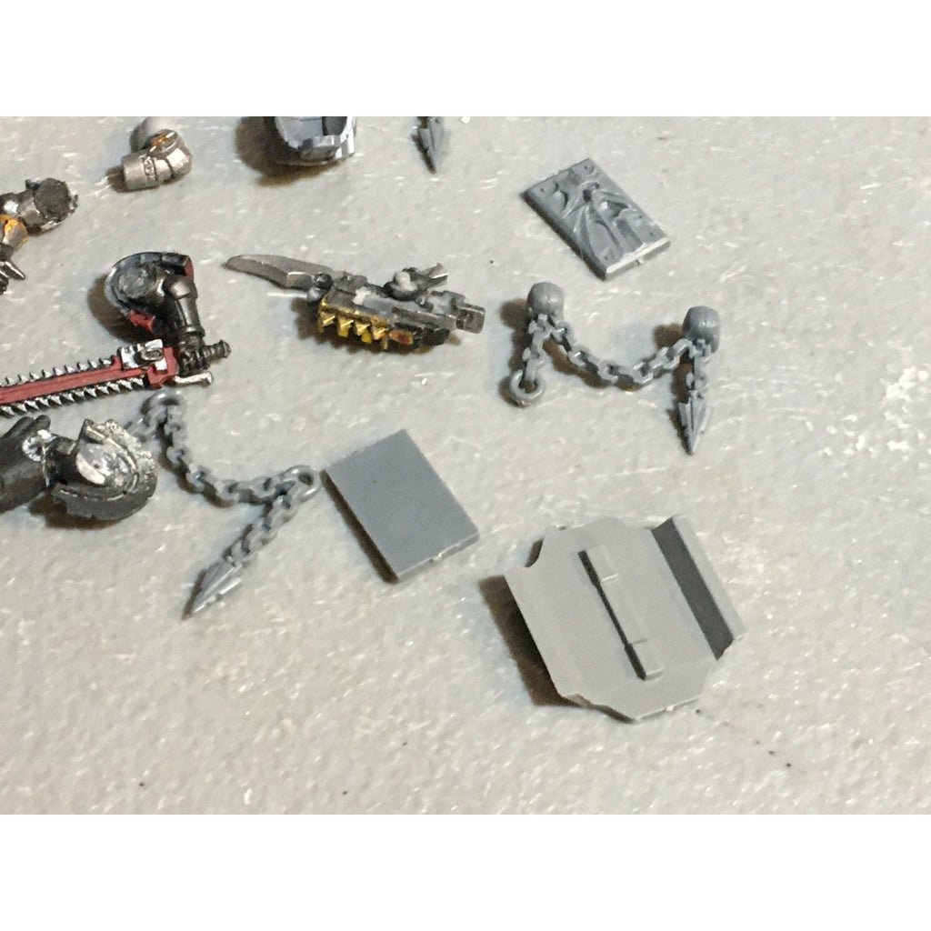 A24521 WARHAMMER 40K CHAOS SPACE MARINES BITS LOT TANK PLATES ARMS CHAINS GW