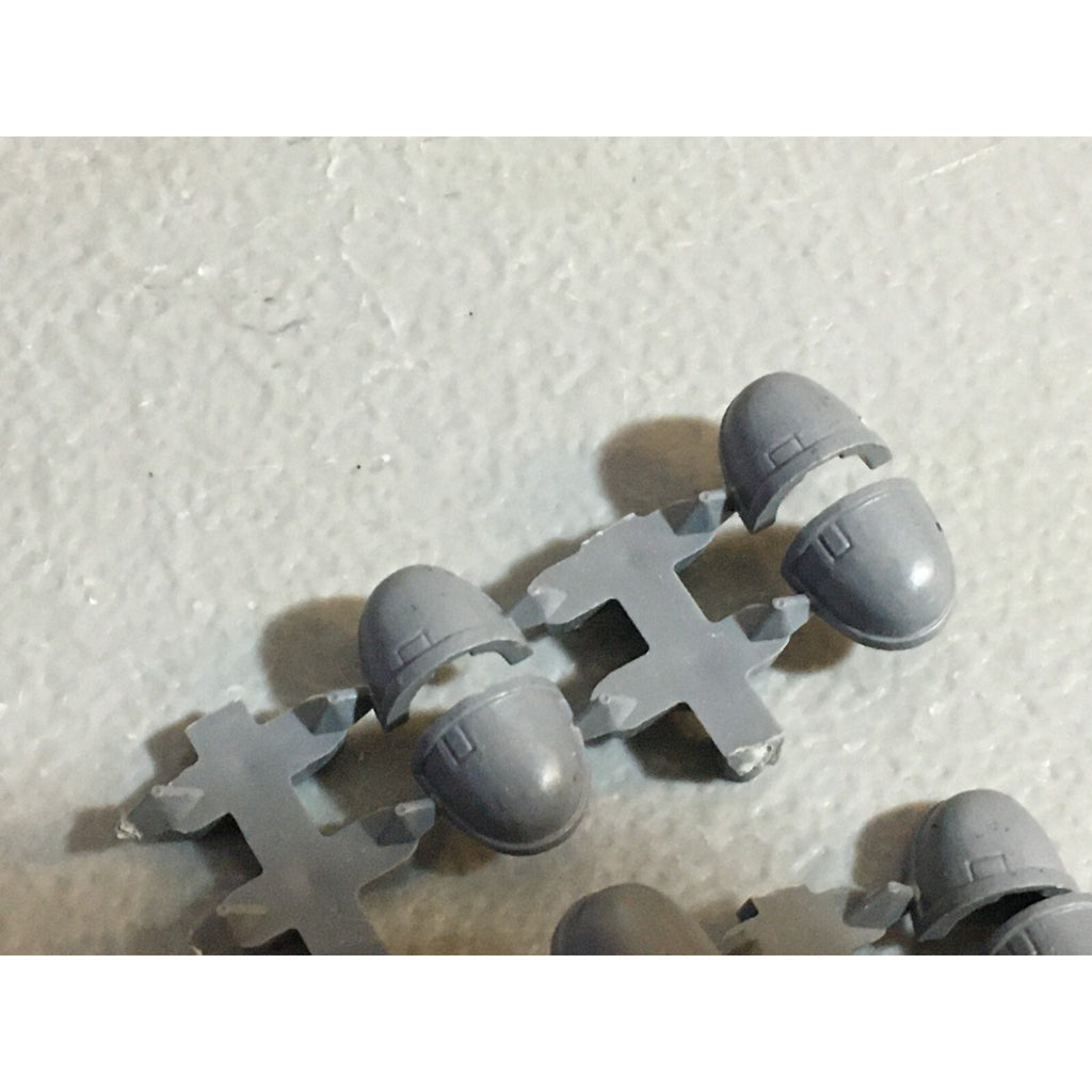 A22964 WARHAMMER 40K SPACE MARINES BITS LOT SHOULDER PADS GAMES WORKSHOP GW