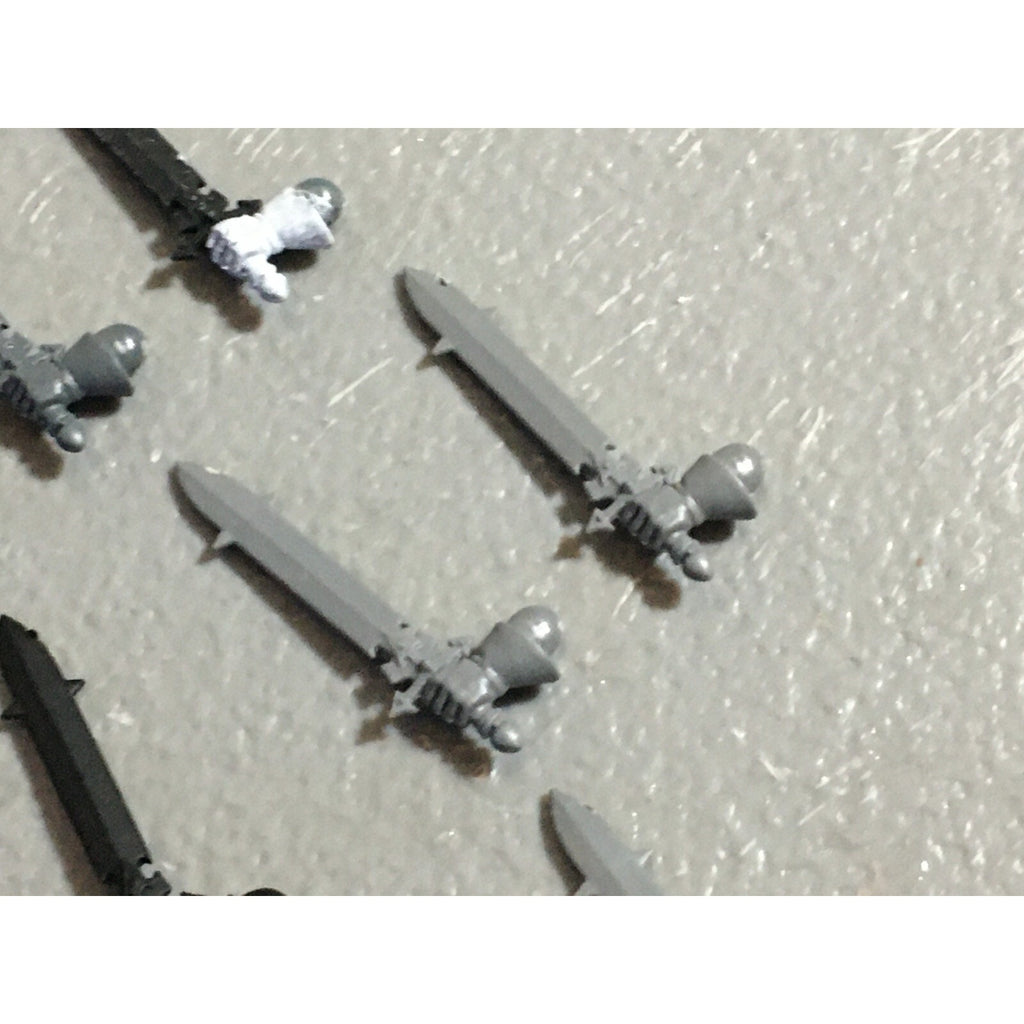 A22220 WARHAMMER FANTASY CHAOS MORTALS BITS LOT SWORD HANDS GAMES WORKSHOP