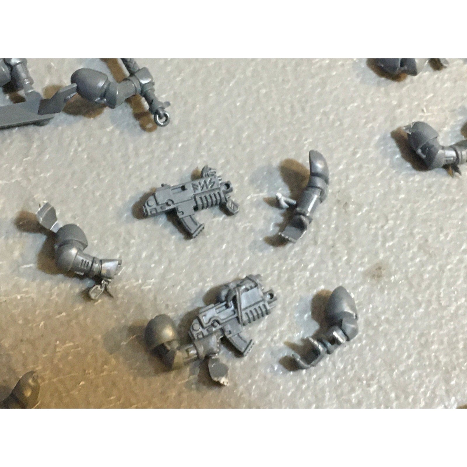 A29737 WARHAMMER 40K SPACE MARINES WOLVES BITS LOT BOLTERS PLASMA AXE ARMS GW
