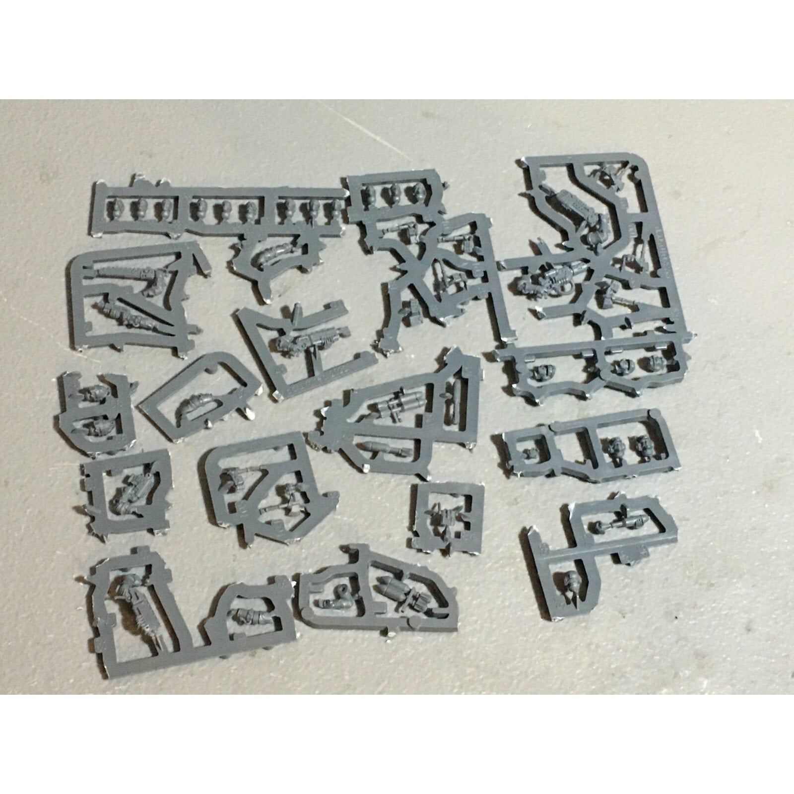 A20992 WARHAMMER 40K ASTRA IMPERIAL GUARD BITS ON SPRUE LOT SCIONS HEADS ACCESSO