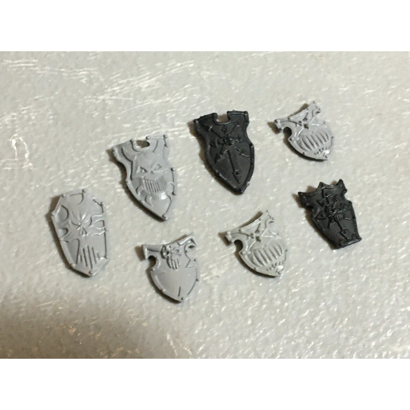 A22245 WARHAMMER FANTASY CHAOS MORTALS BITS LOT WARRIORS KNIGHTS SHIELDS GW OOP