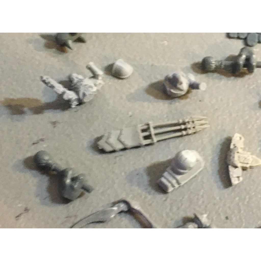 A32587 UNKNOWN PLASTIC MINIATURES BITS LOT SPACE SOLDIER MECH FEET ELF HEADS