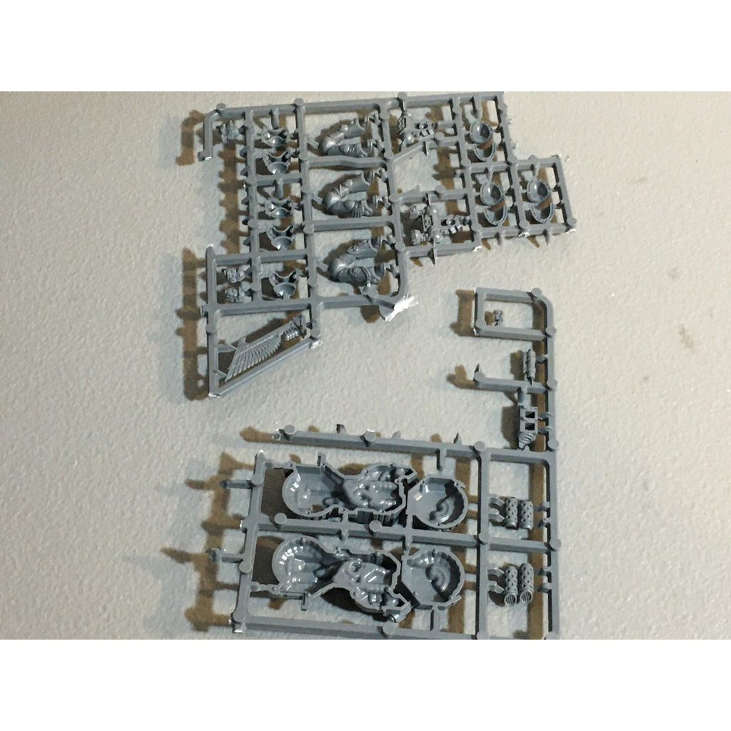 A29496 WARHAMMER 40K SPACE MARINES DARK ANGELS BITS ON SPRUE LOT RAVENWING GW