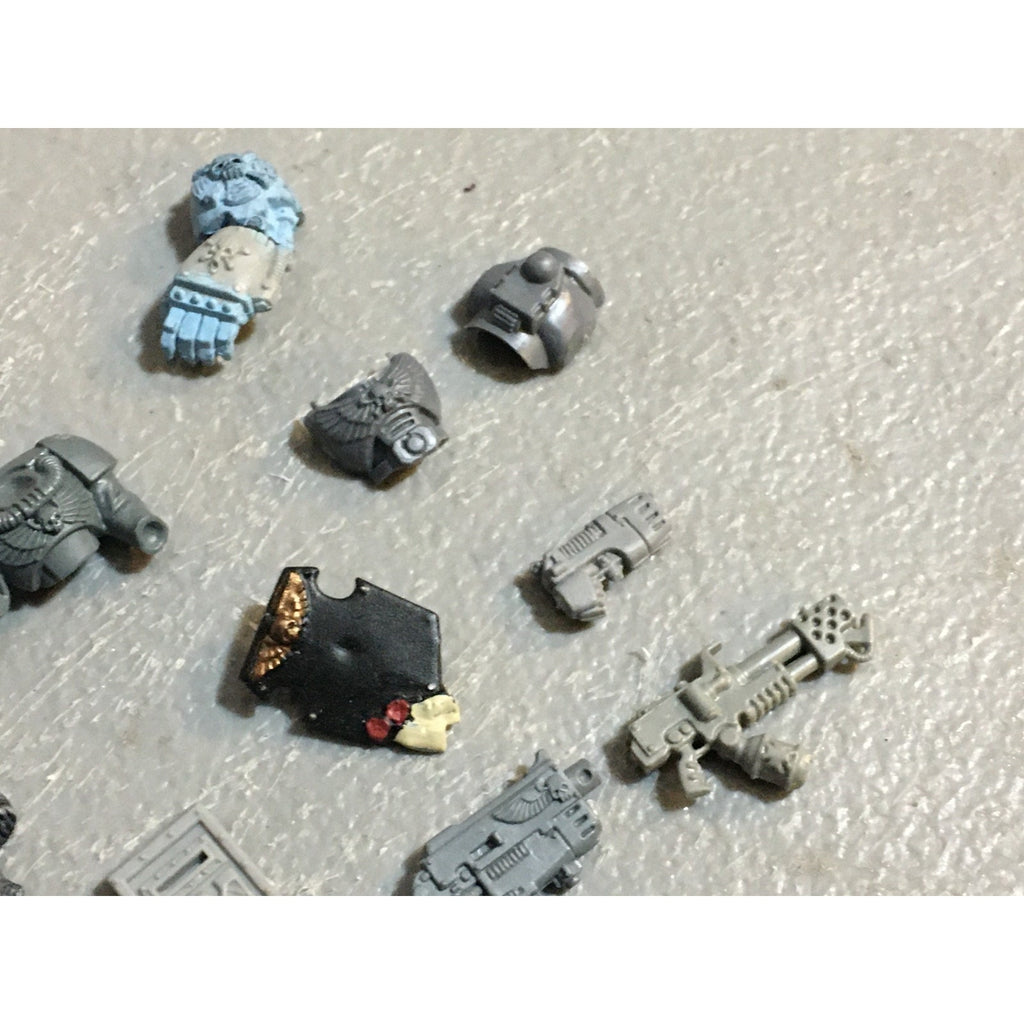 A27541 WARHAMMER 40K SPACE MARINES BITS LOT ARMS GUNS BANNER POLE GW