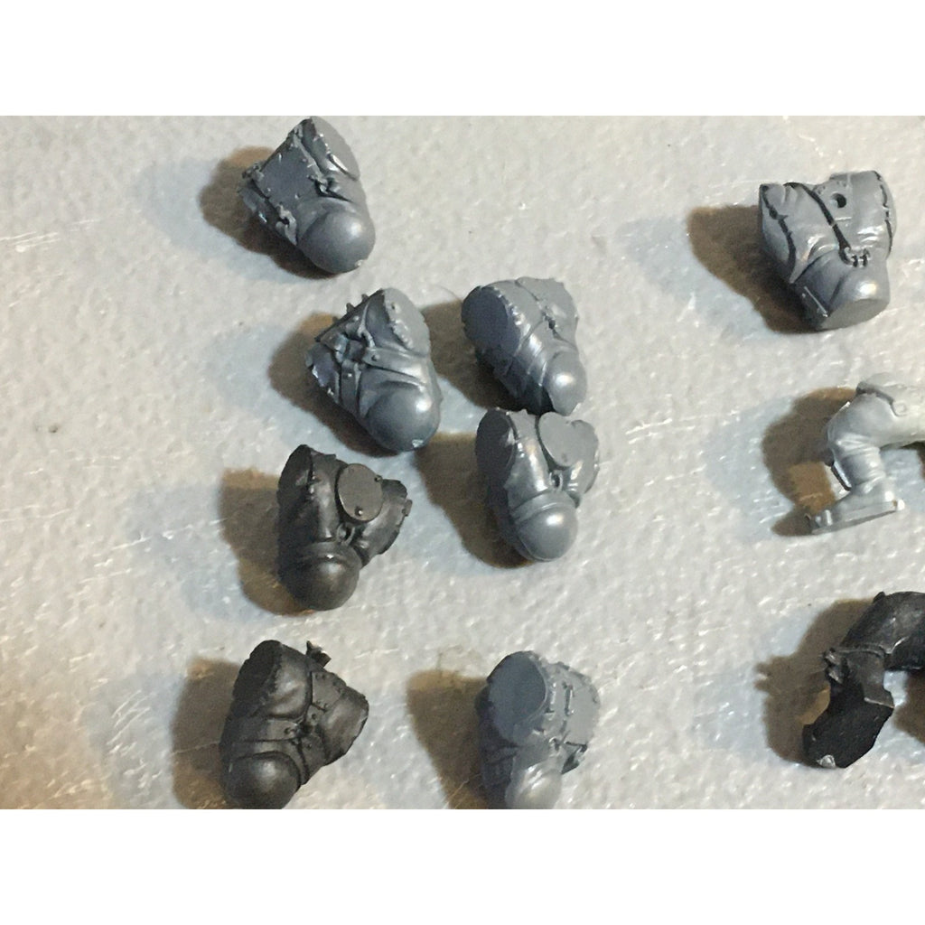 A33561 WARHAMMER 40K SPACE ORKS BITS LOT TORSO CHEST LEGS GW GAMES WORKSHOP