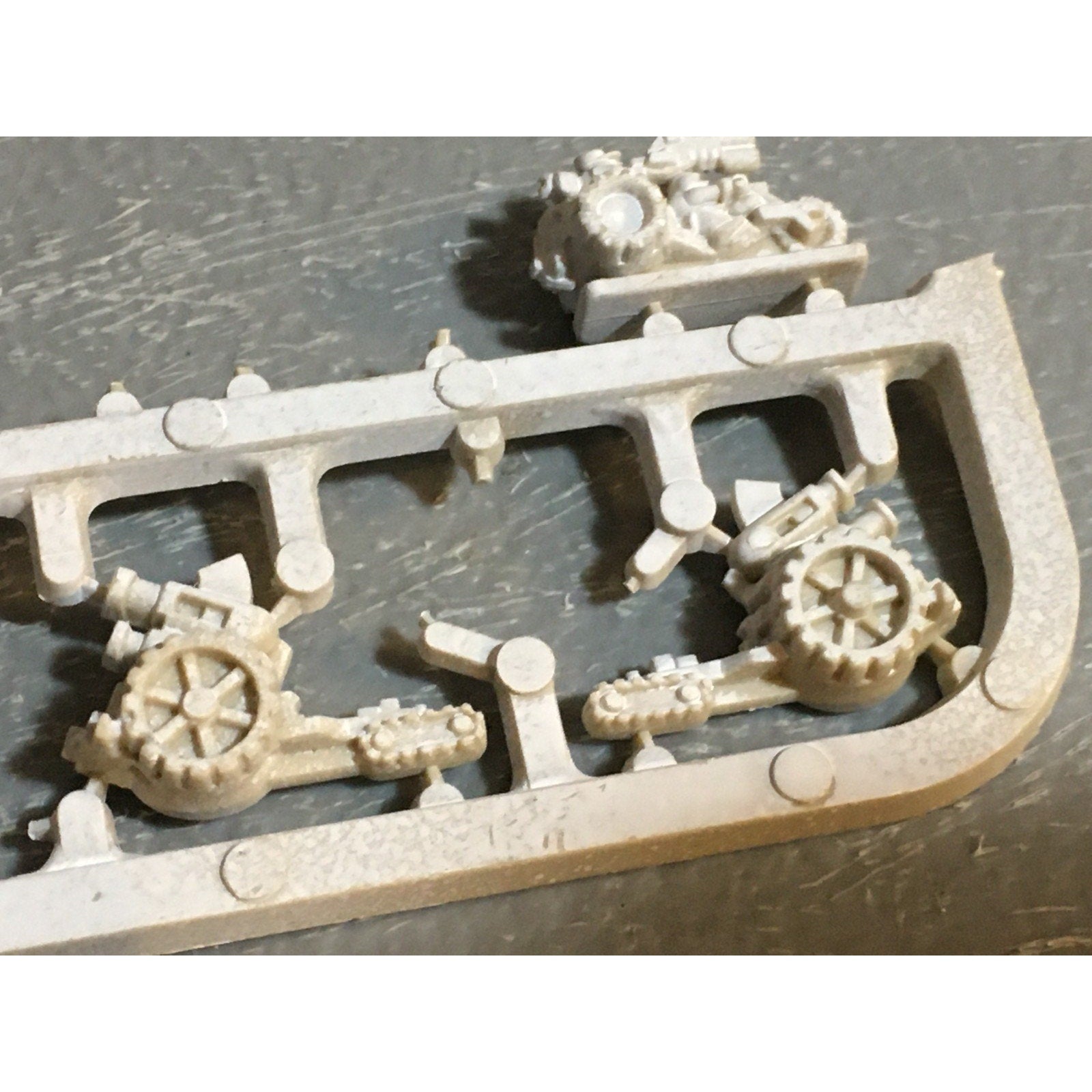 A24559 EPIC 40K SPACE MARINES SQUATS TRIKES THUDD GUNS ON SPRUE GW