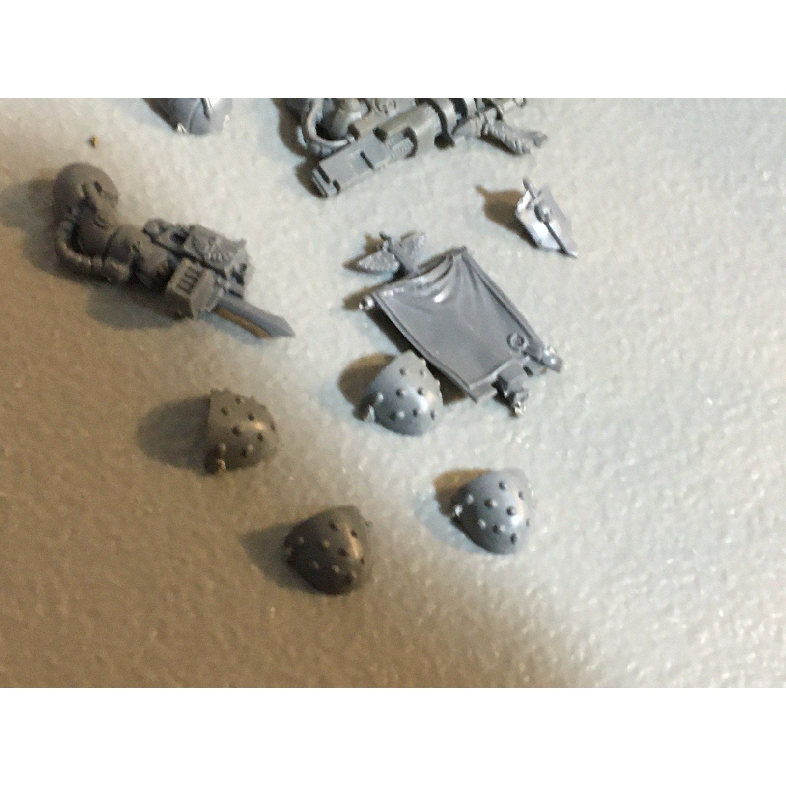 A25041 WARHAMMER 40K SPACE MARINES DARK ANGELS BITS LOT ICONS PISTOLS ARMS GW