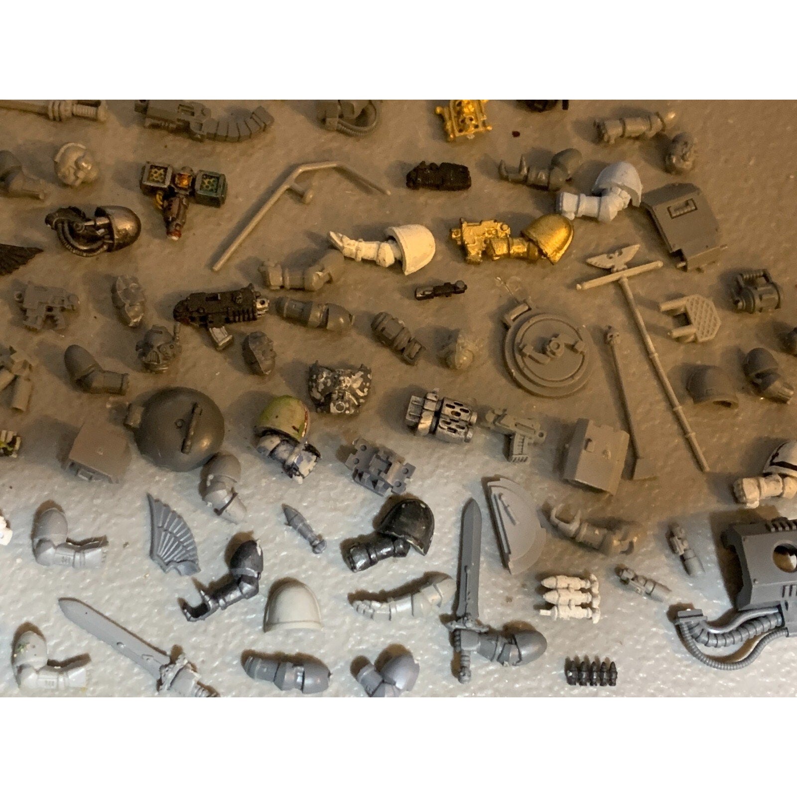 A23320 WARHAMMER 40K SPACE MARINES BITS LOT ARMS GUNS HEADS PADS GAMES WORKSHOP