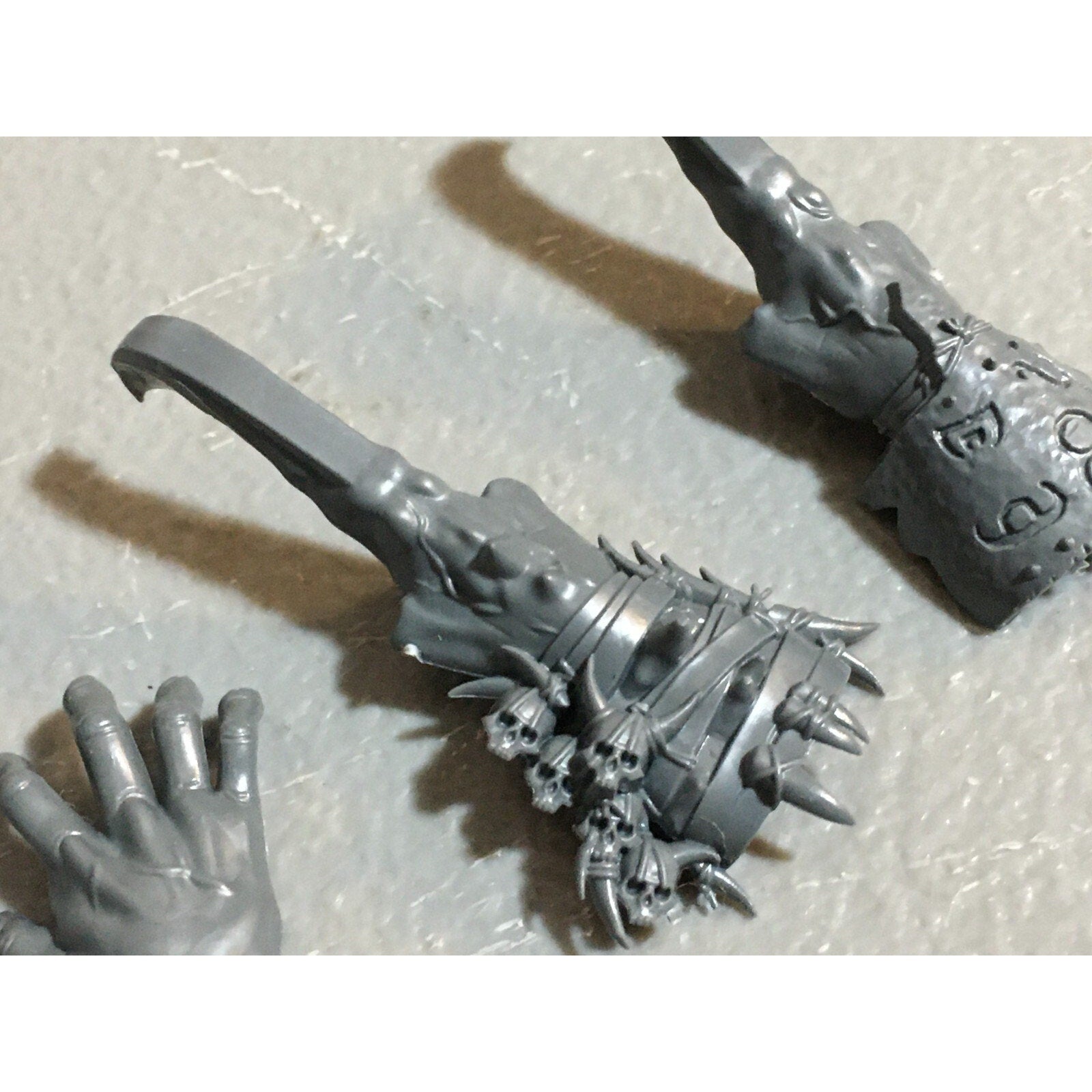 A23221 WARHAMMER FANTASY CHAOS BEASTMEN BITS LOT CYGOR HANDS HEAD GW