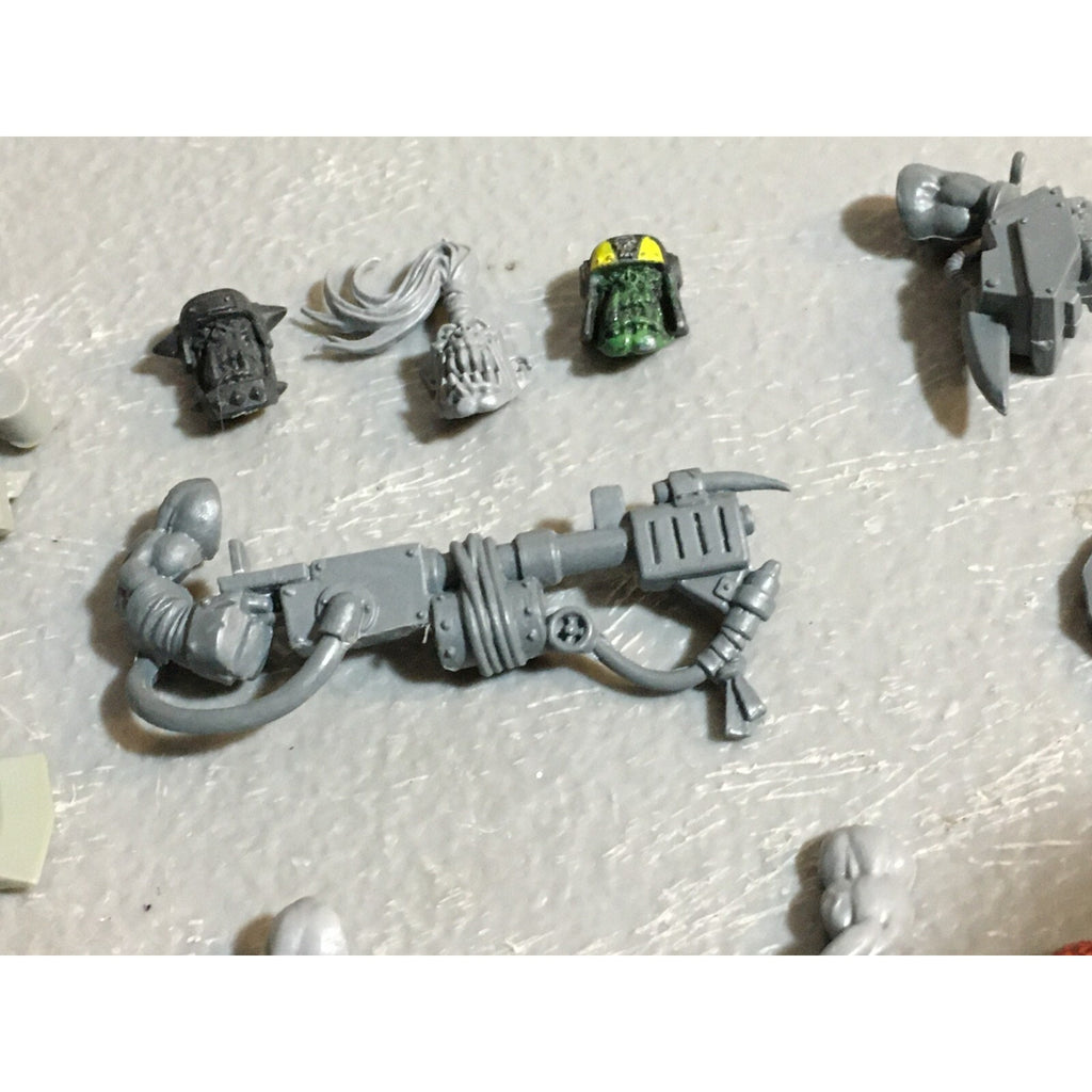 A23239 WARHAMMER 40K SPACE ORKS BITS LOT ARMS HEADS GAMES WORKSHOP GW