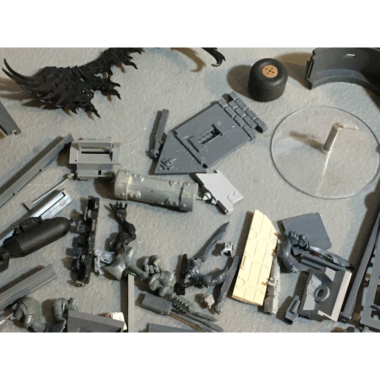 A29636 WARGAMING RANDOM MIXED BITS LOT SOME TERRAIN UNKNOWN PLASTIC