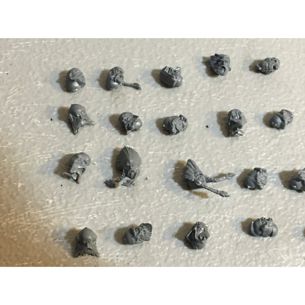 A31433 WARHAMMER 40K SPACE MARINES WOLVES BITS LOT HEADS GREY BLOOD GW
