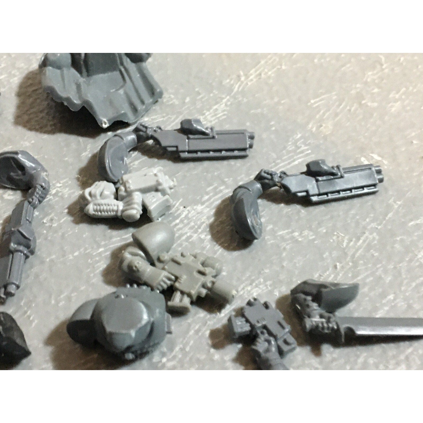 A21068 WARHAMMER 40K SPACE MARINES BITS LOT SCOUTS SHOTGUNS PISTOLS HEADS