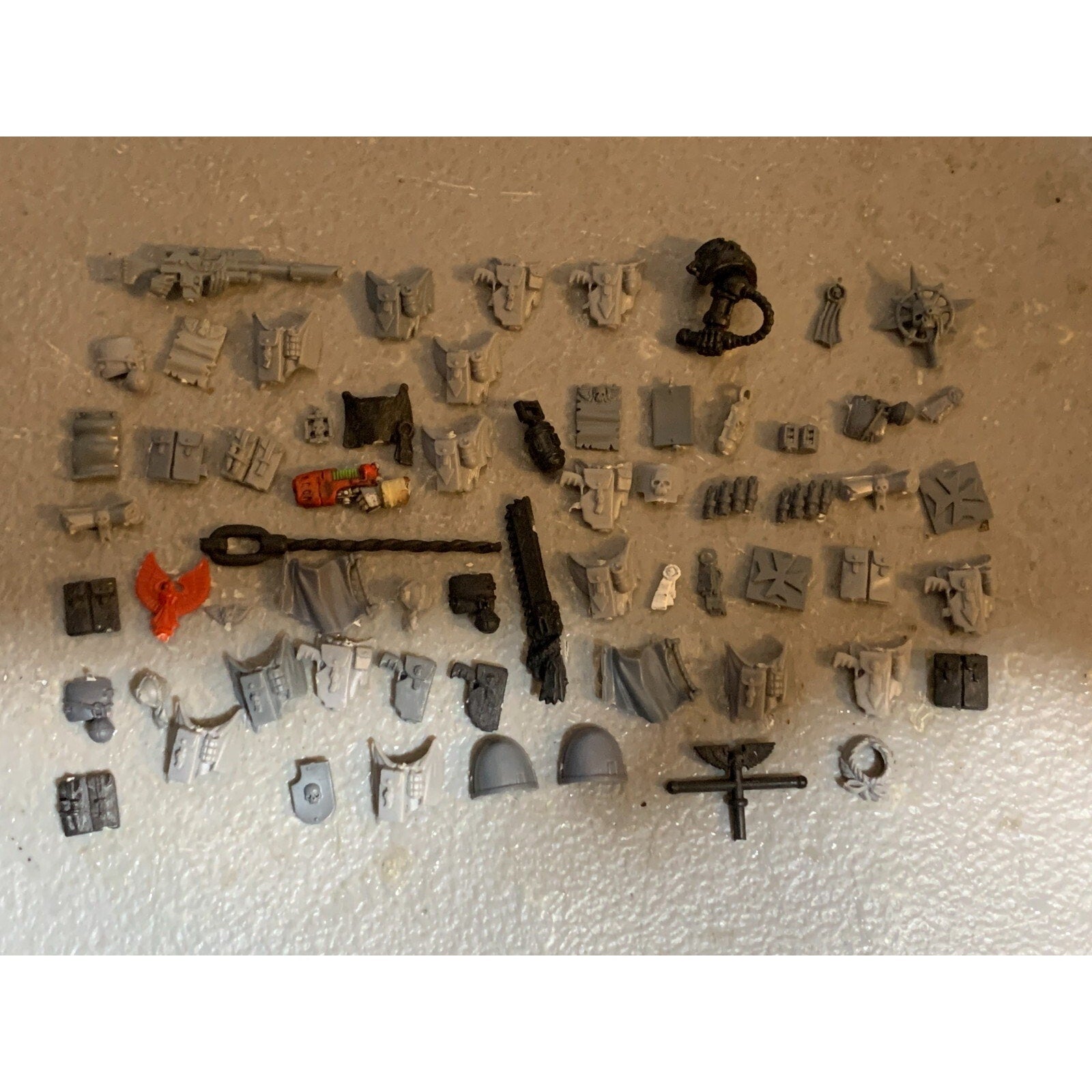 A23328 WARHAMMER 40K SPACE MARINES BITS LOT GUN HOLSTERS HIP ACCESSORIES GW