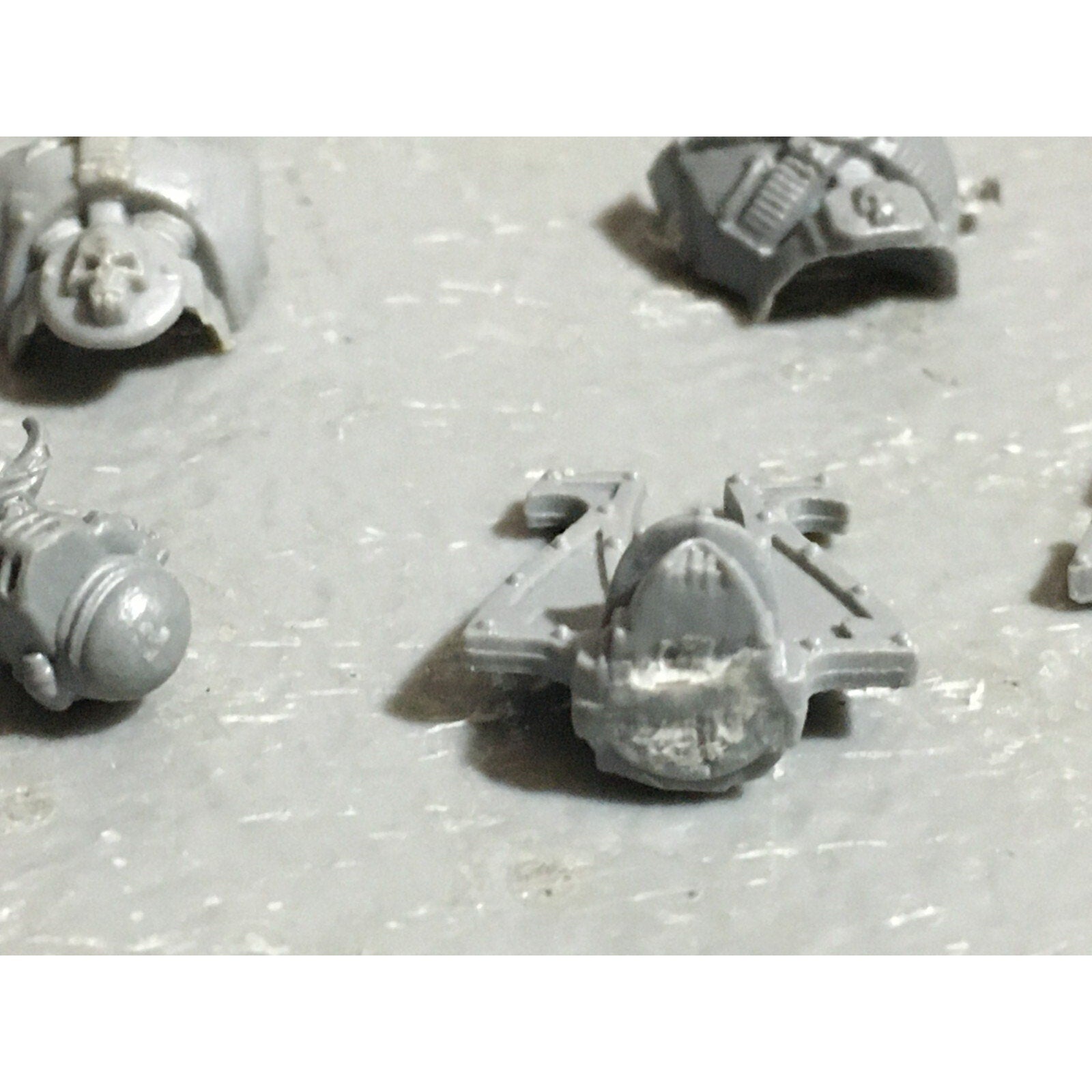 A22575 WARHAMMER 40K CHAOS SPACE MARINES CSM BITS LOT HEADS TORSO FRONTS GW