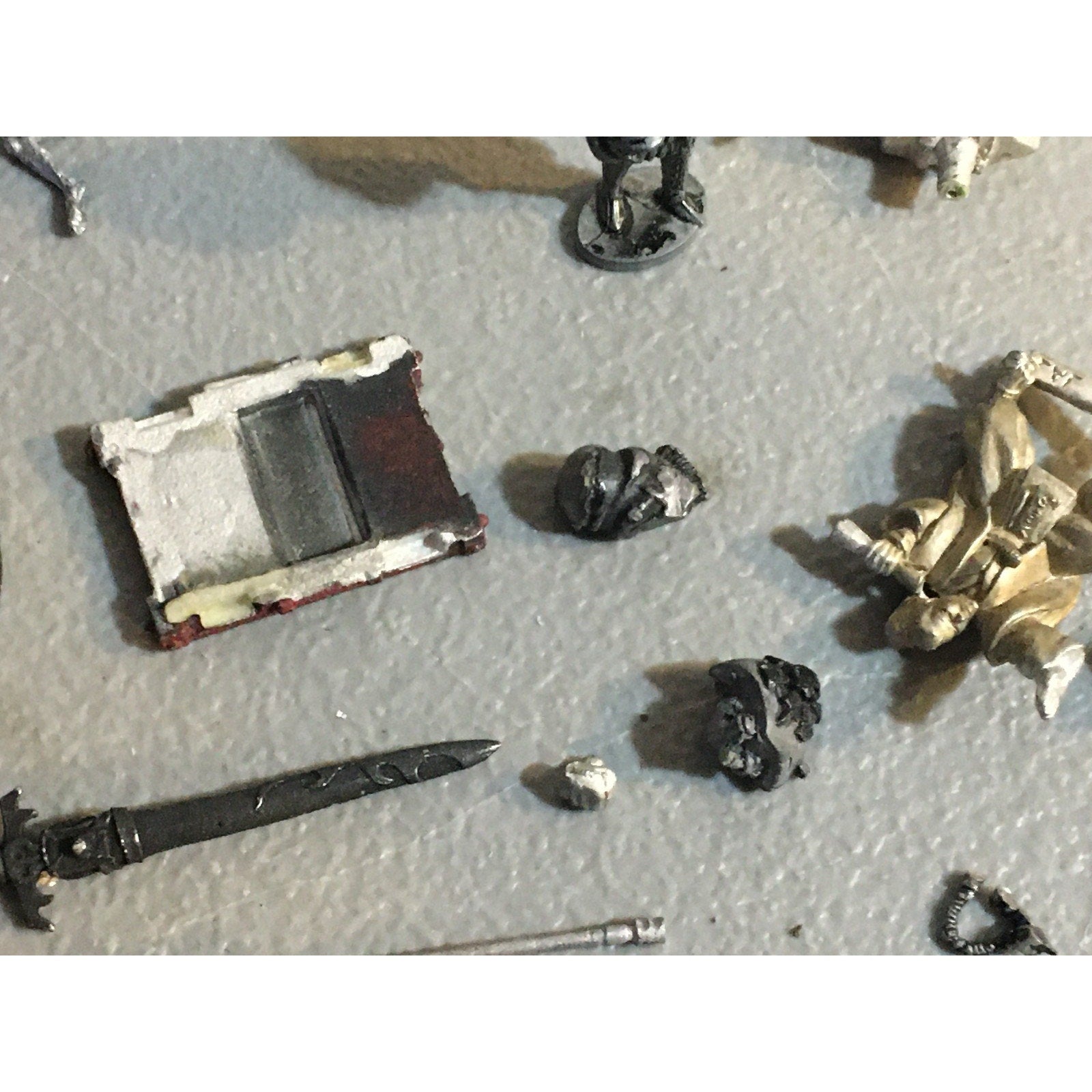 A32591 UNKNOWN MINIATURES METAL BITS LOT SWORD WEAPONS BANNER BENCH