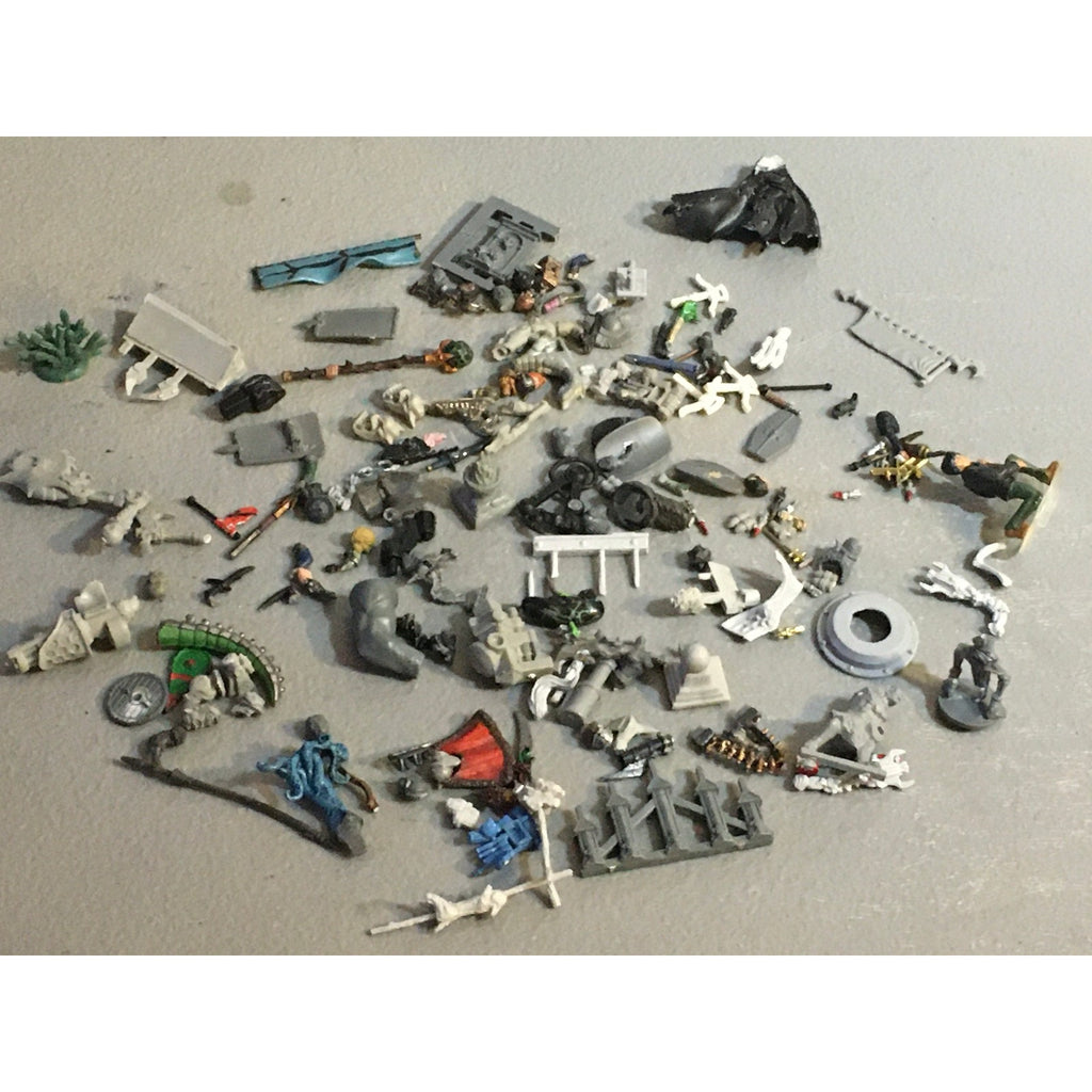 A32579 UNKNOWN PLASTIC MINIATURES BITS LOT FANTASY SCI-FI FUTURISTIC